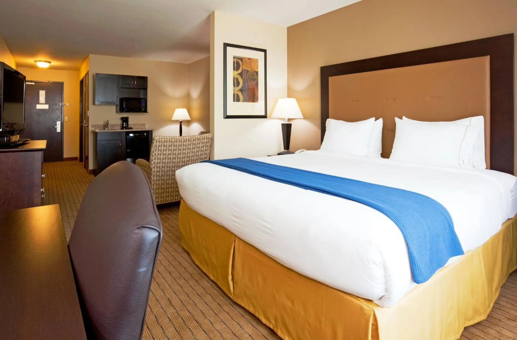 Photo of the whole room, Bed in Holiday Inn Express & Suites Madison-Verona by IHG