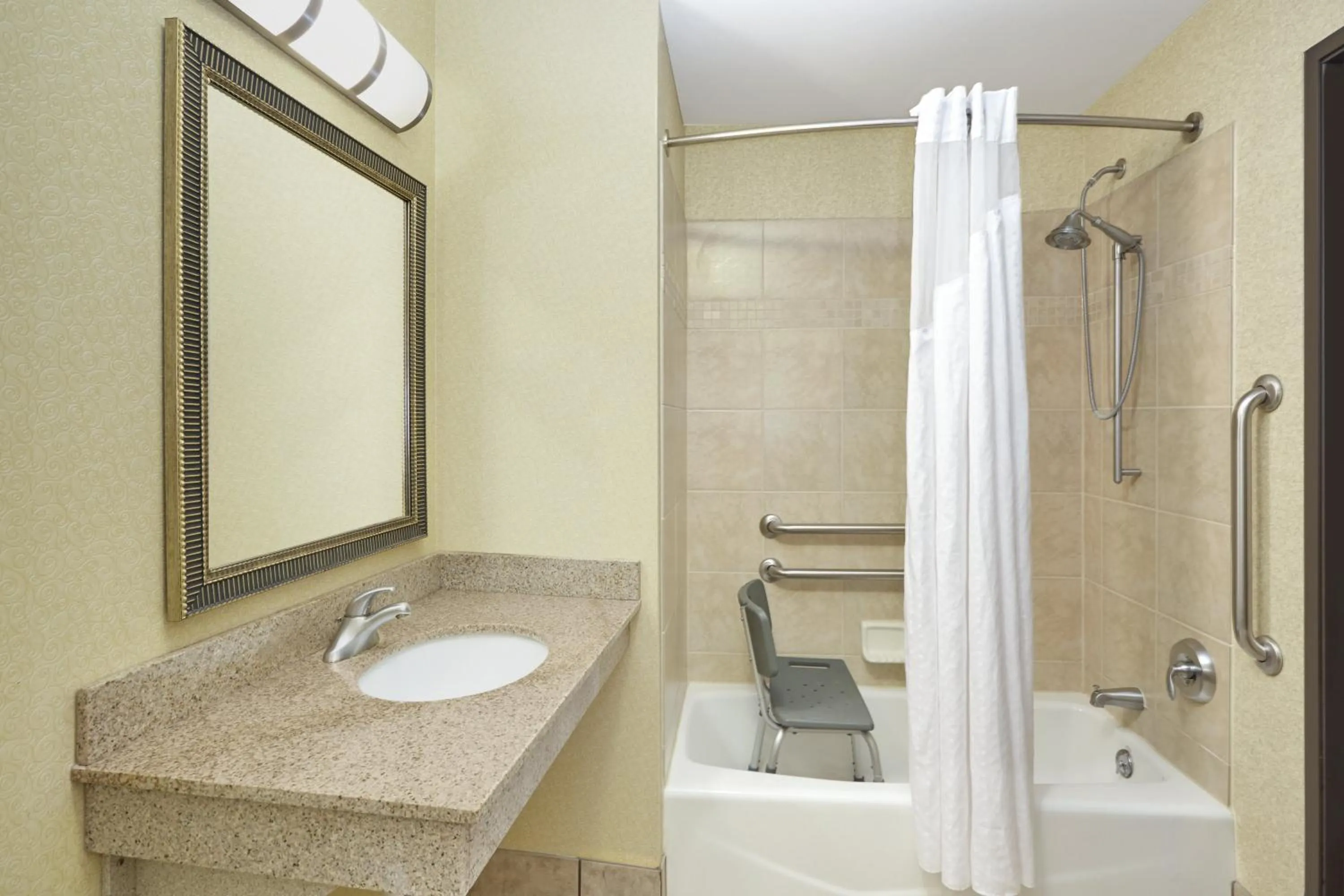 Deluxe Twin Room - Hearing Accessible in Holiday Inn Express & Suites Madison-Verona by IHG
