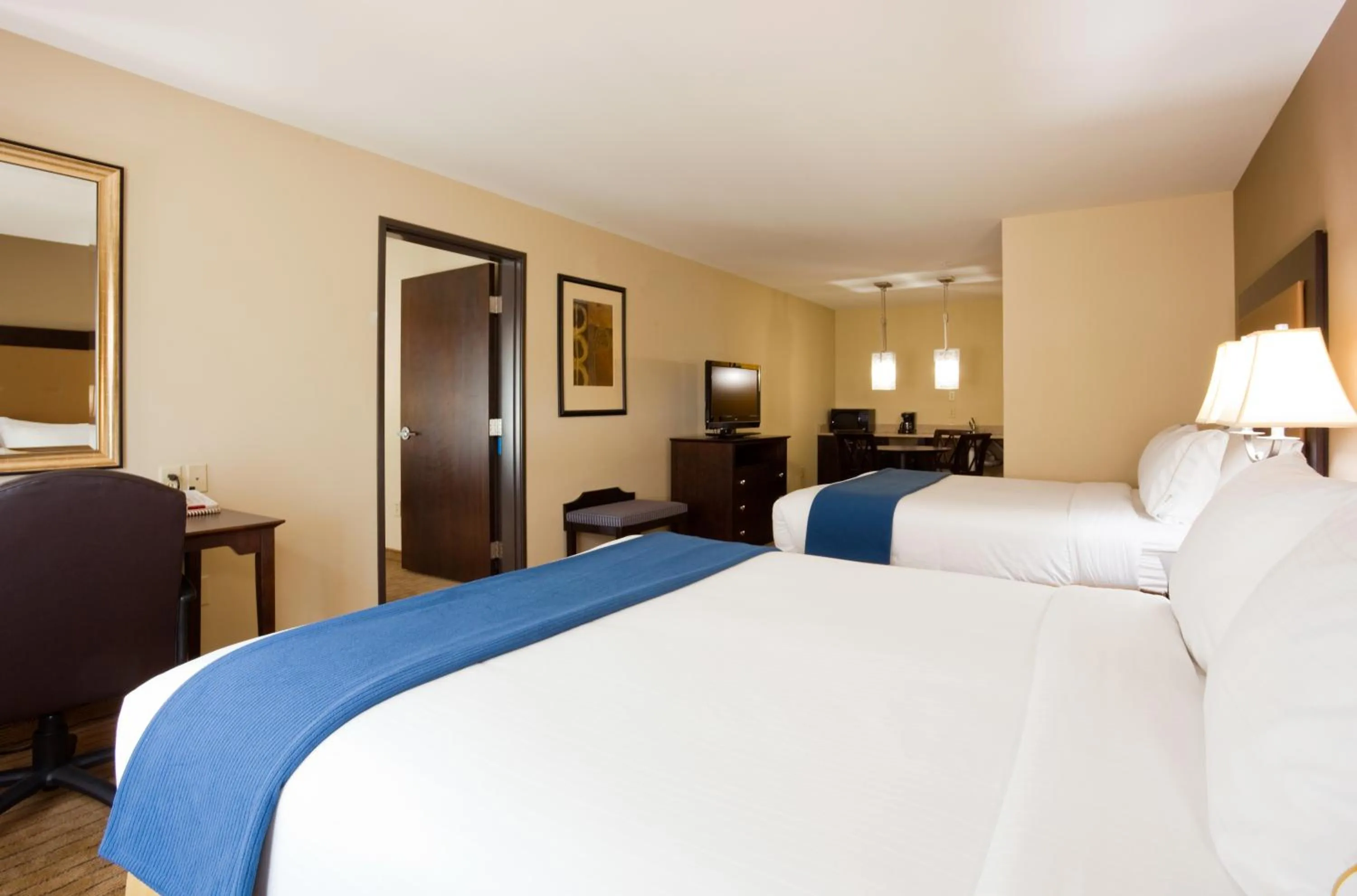 Bedroom, Bed in Holiday Inn Express & Suites Madison-Verona by IHG