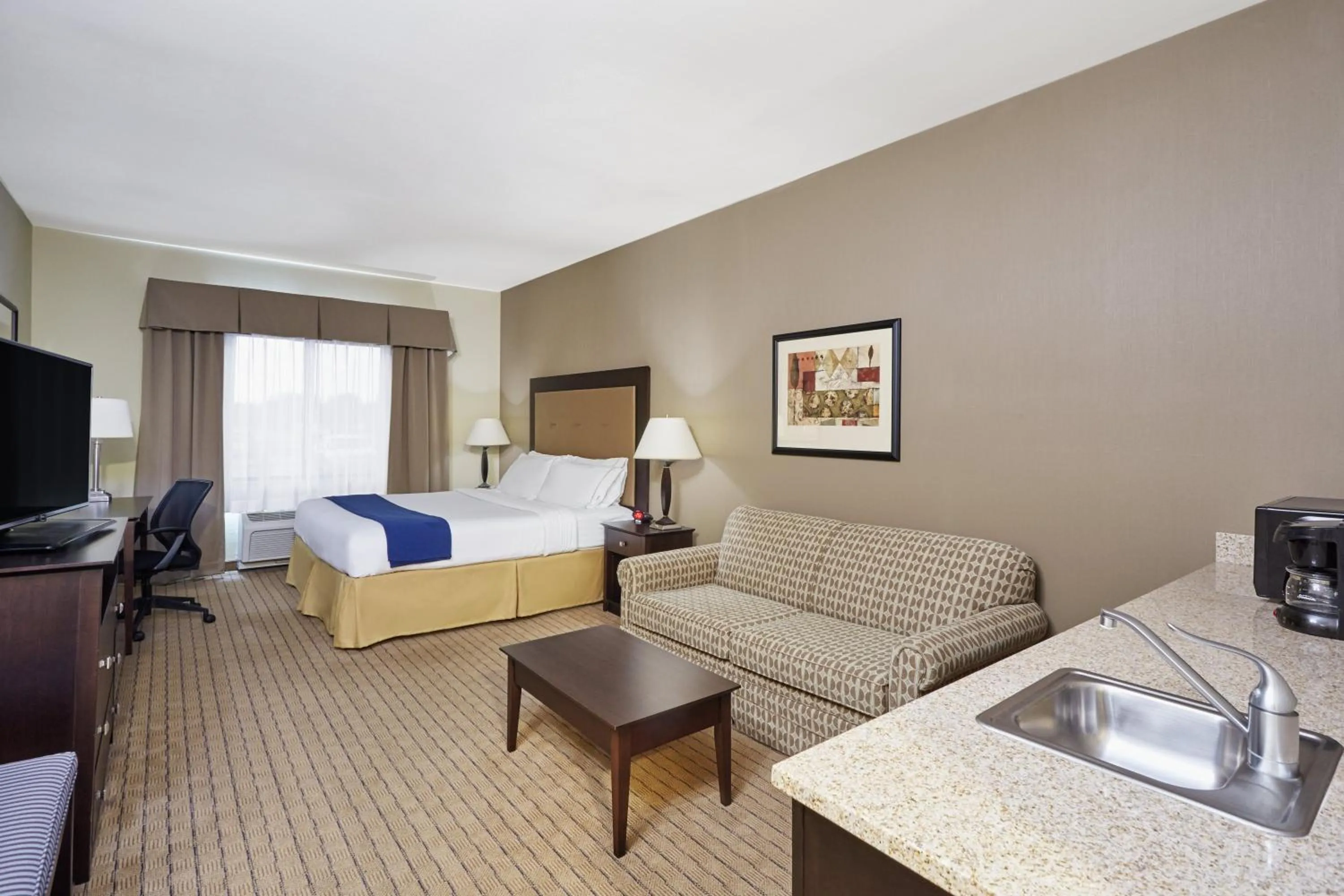 Photo of the whole room, Bed in Holiday Inn Express & Suites Madison-Verona by IHG