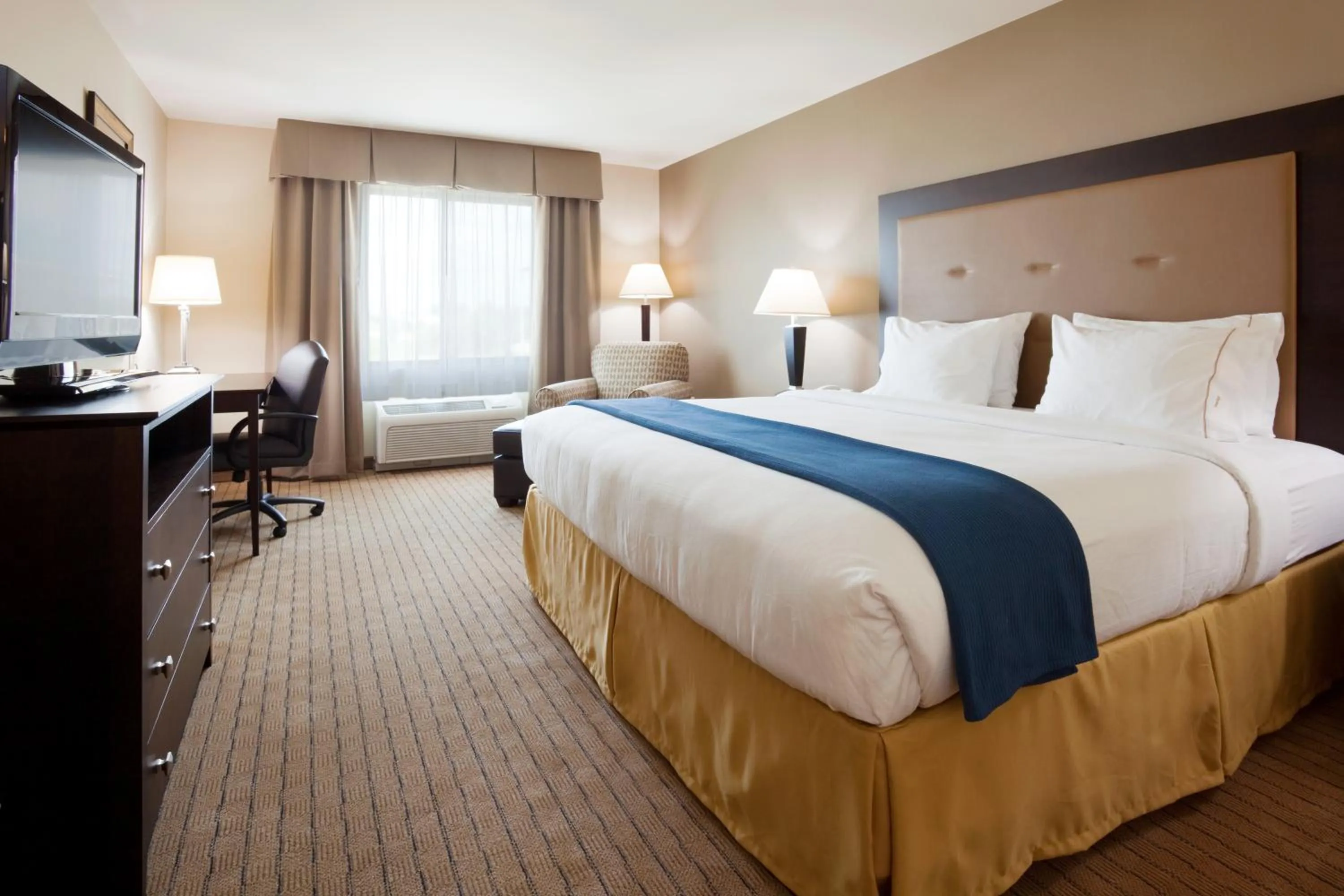 Bedroom, Bed in Holiday Inn Express & Suites Madison-Verona by IHG
