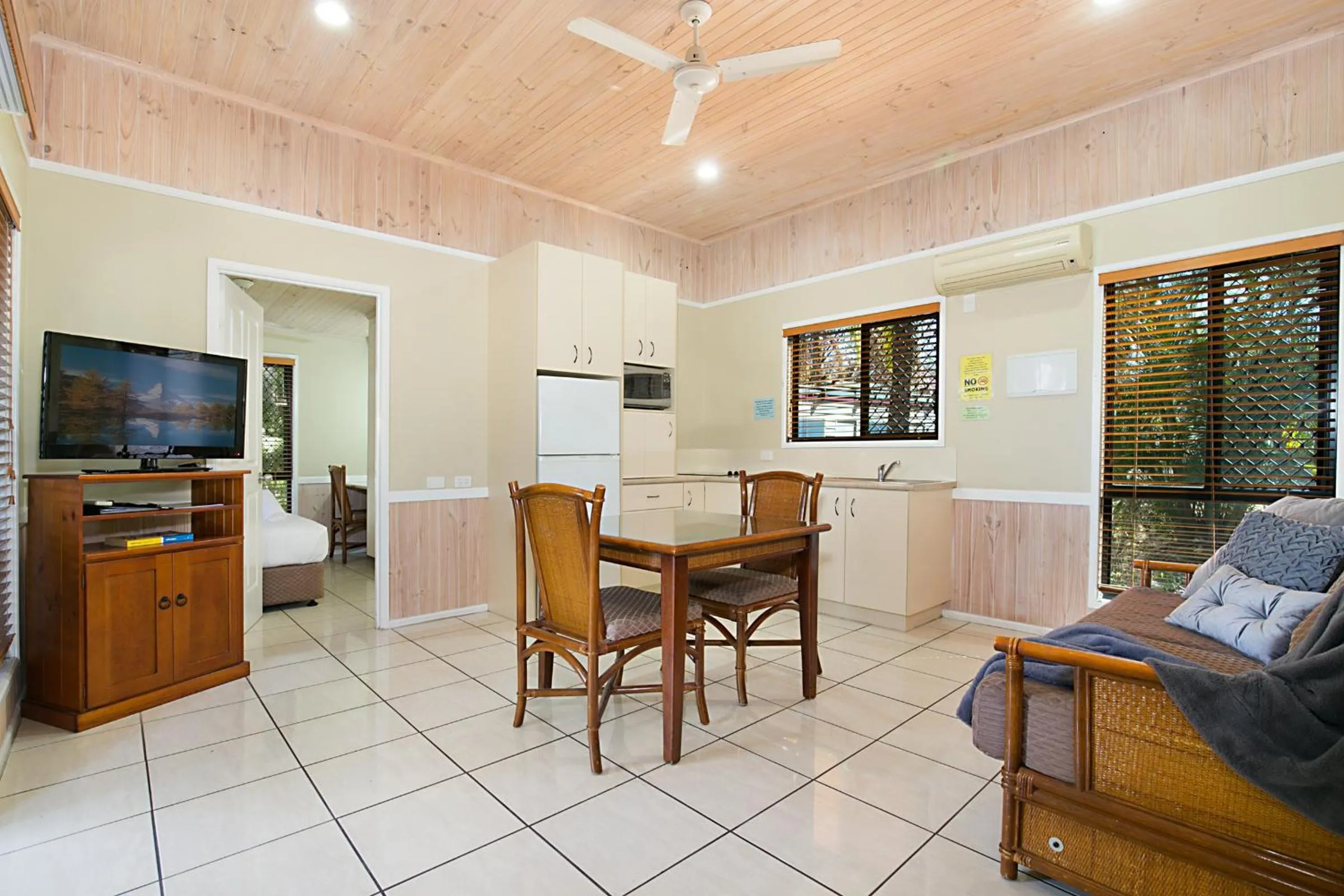 Kitchen or kitchenette in South Gladstone Motel