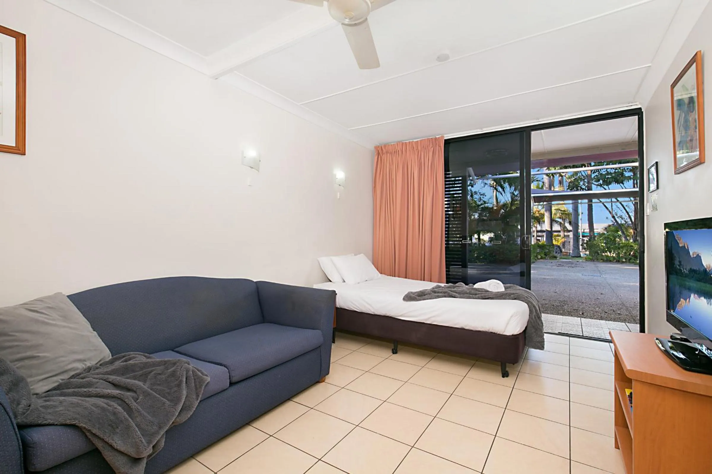 Bed in South Gladstone Motel