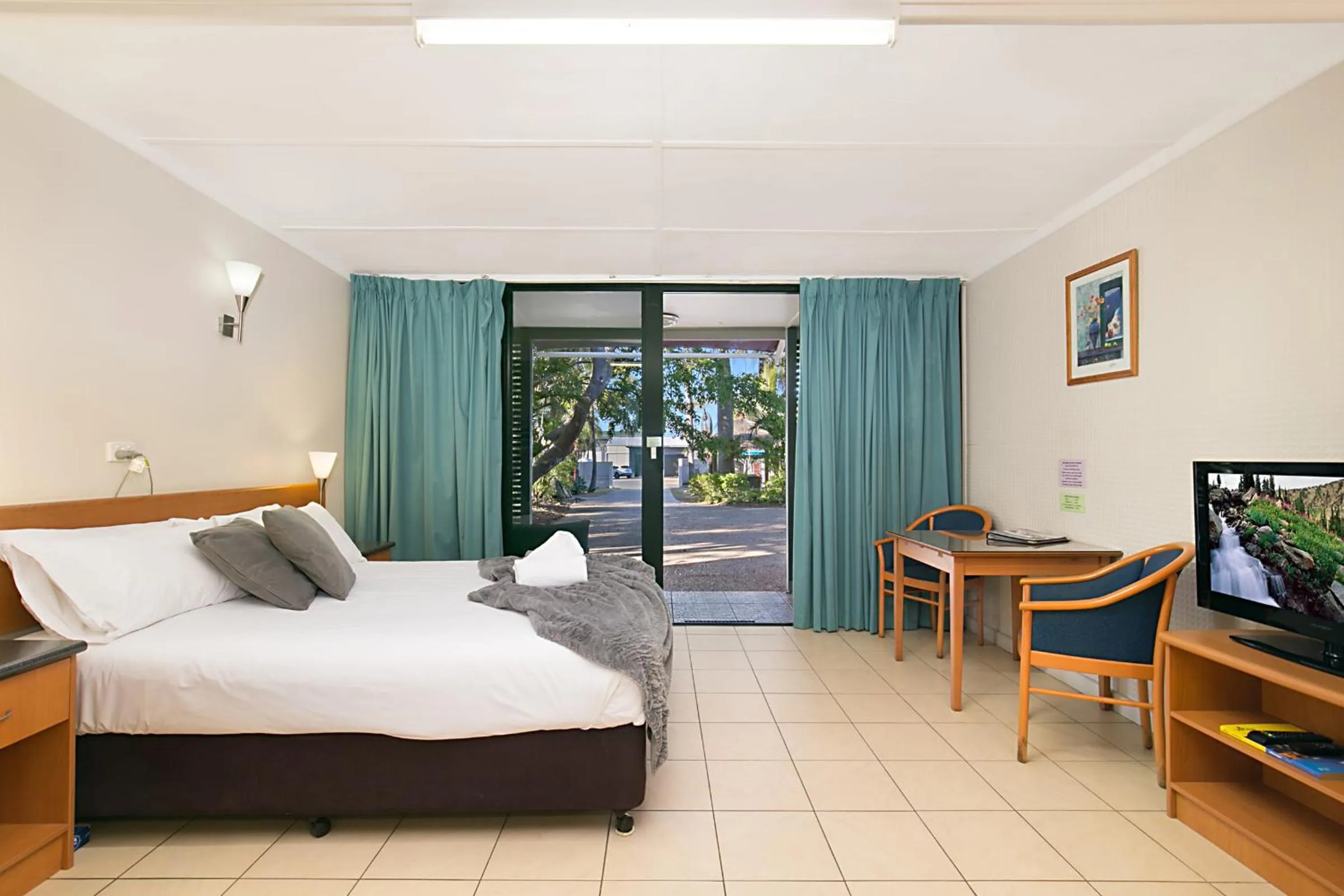 Photo of the whole room, Bed in South Gladstone Motel