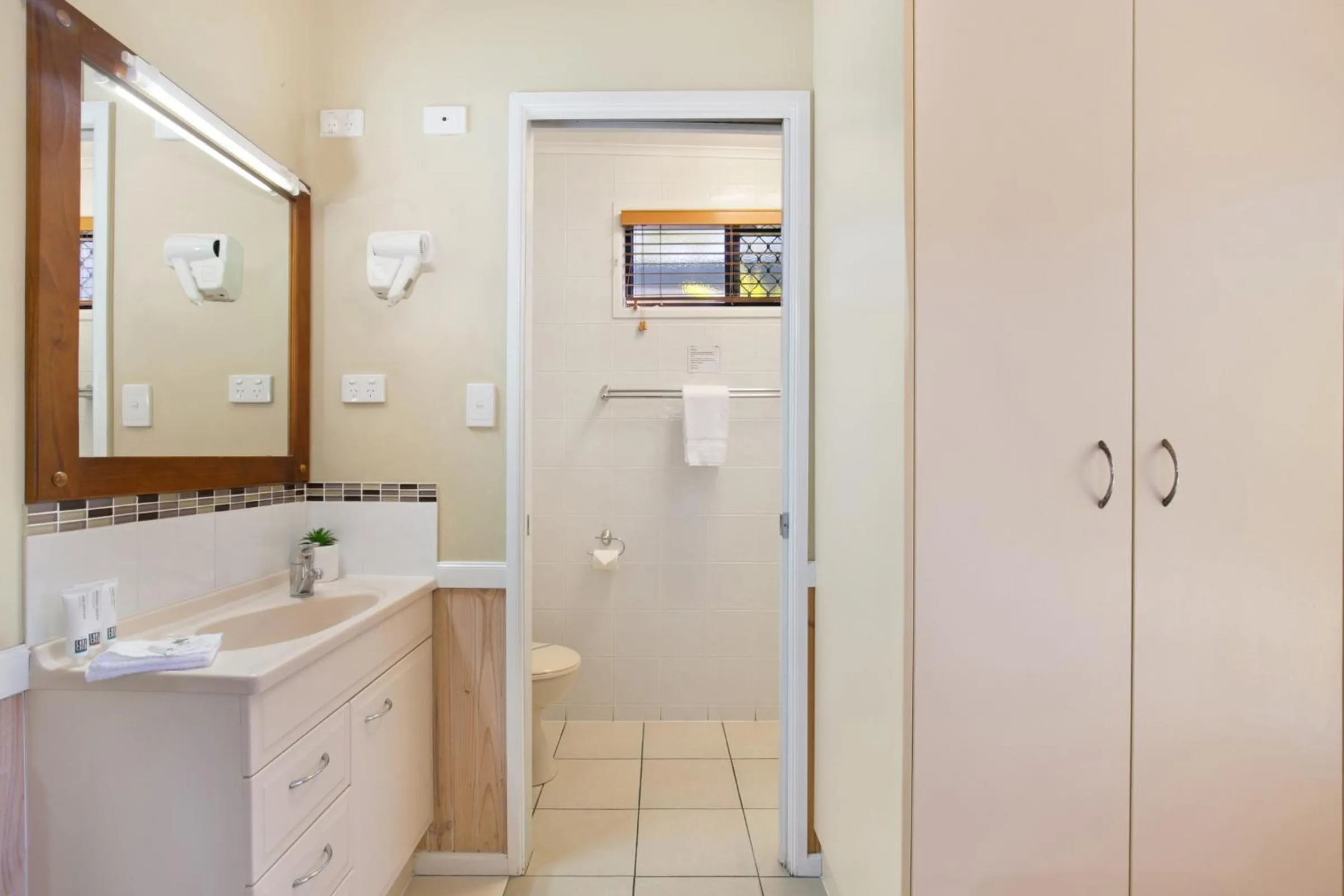 Bathroom in South Gladstone Motel