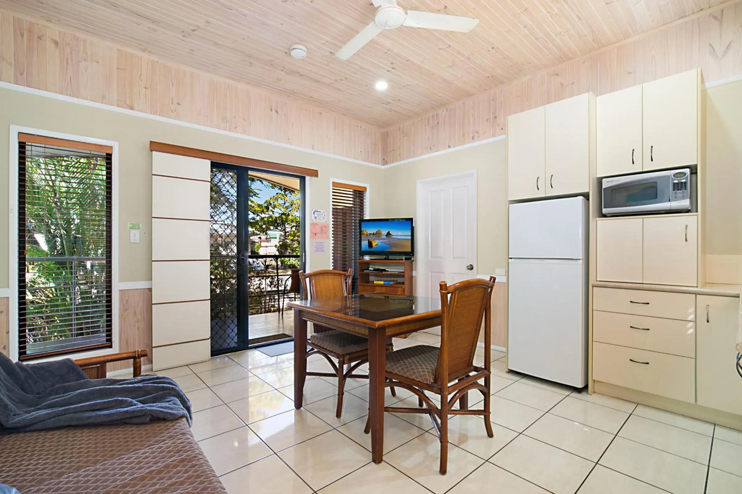 Kitchen or kitchenette in South Gladstone Motel