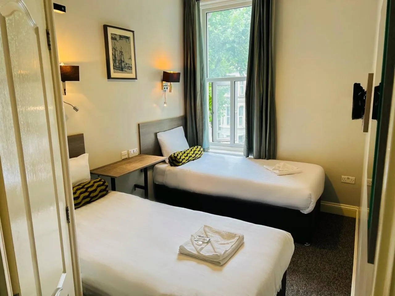 Bedroom, Bed in Comfotel BLU