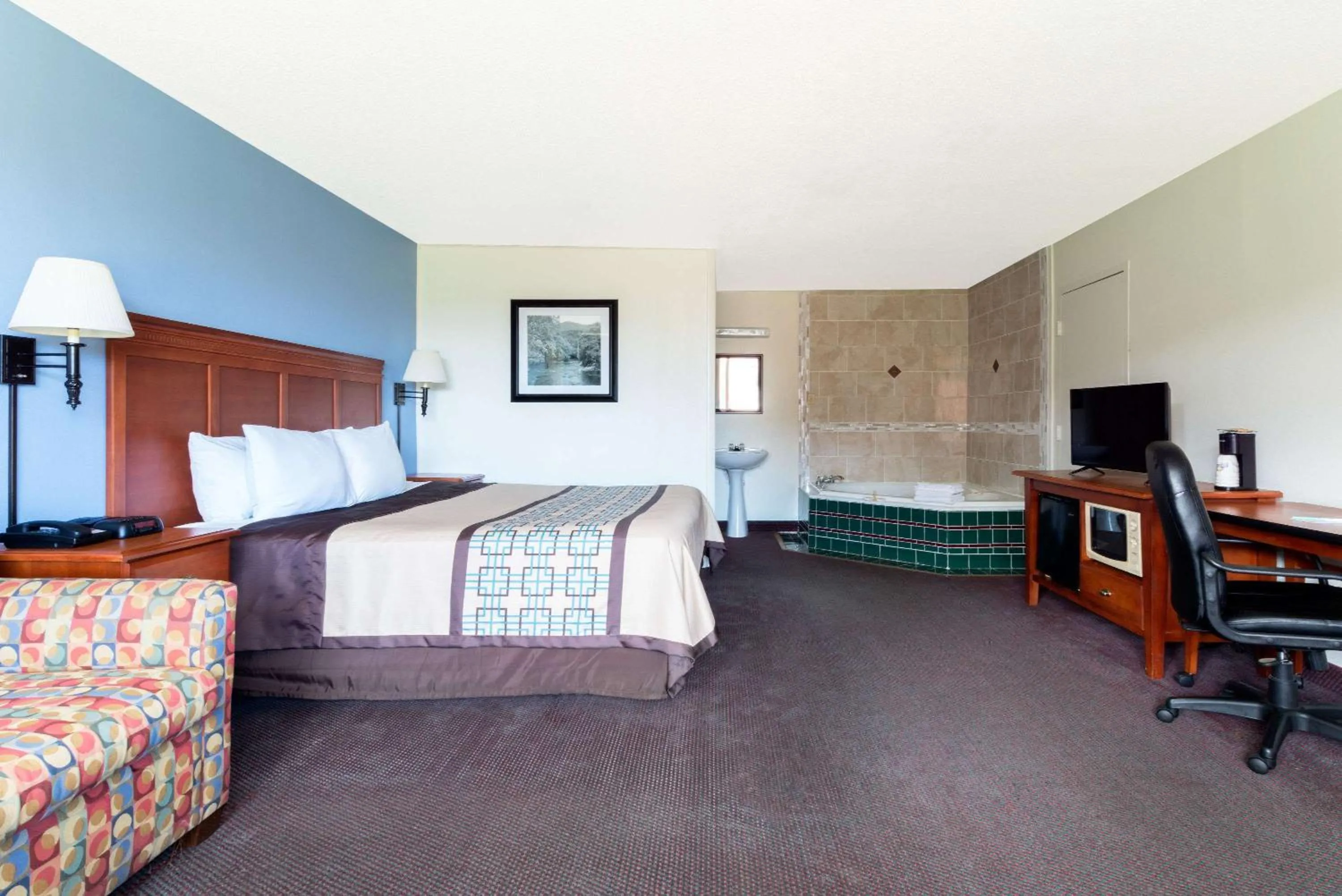 Photo of the whole room, Bed in Days Inn by Wyndham Luray Shenandoah