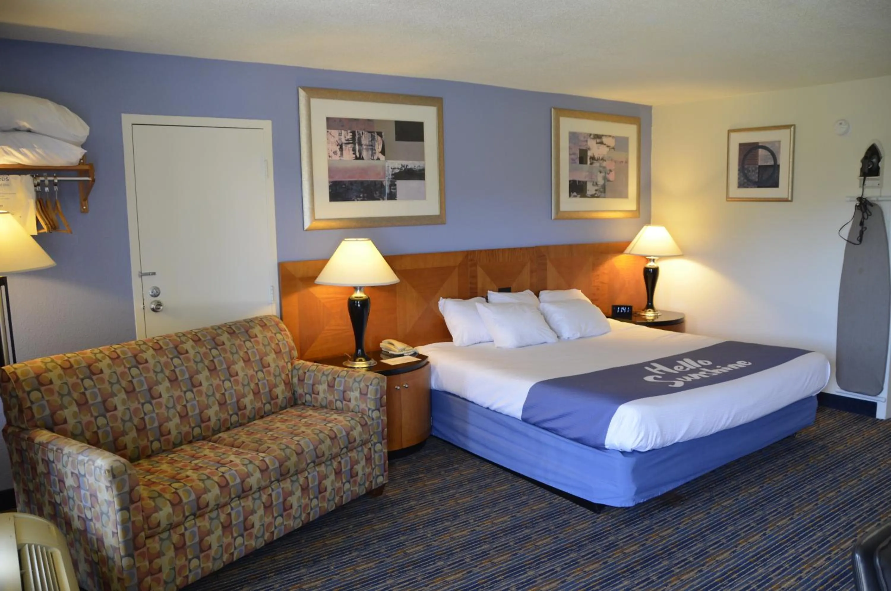 View (from property/room), Bed in Days Inn by Wyndham Luray Shenandoah
