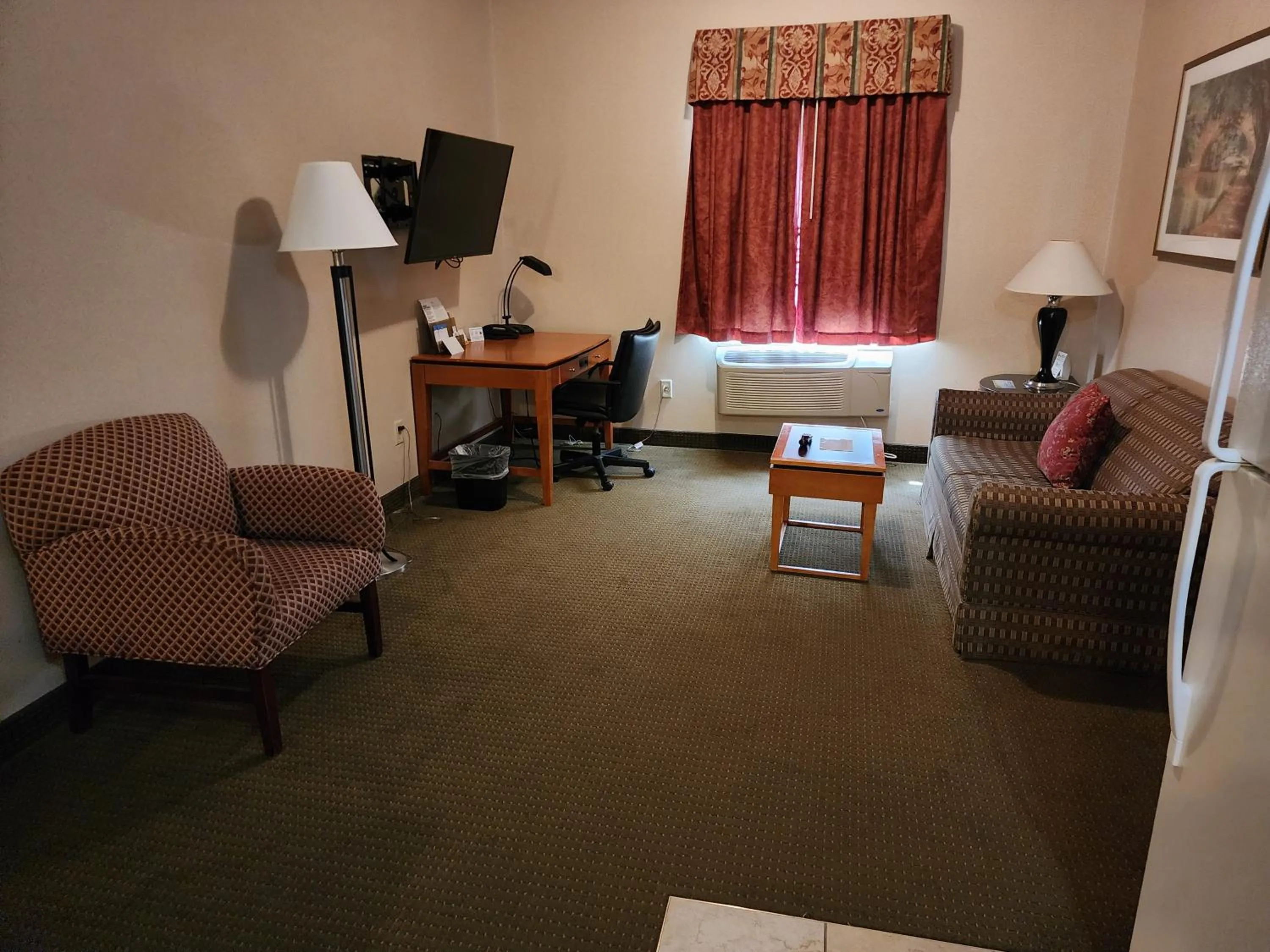 Living room, Bed in Days Inn by Wyndham Luray Shenandoah