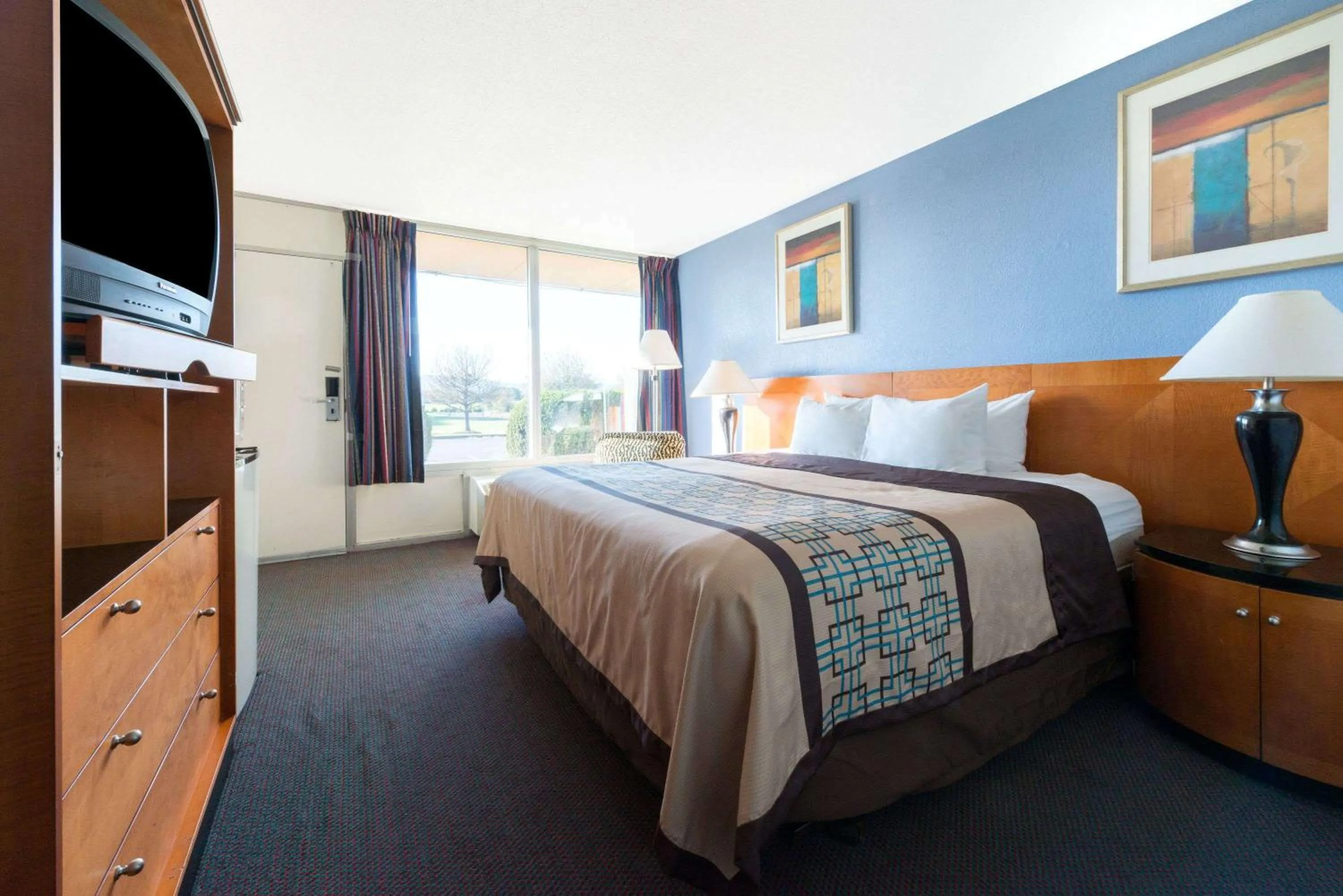 Photo of the whole room, Bed in Days Inn by Wyndham Luray Shenandoah