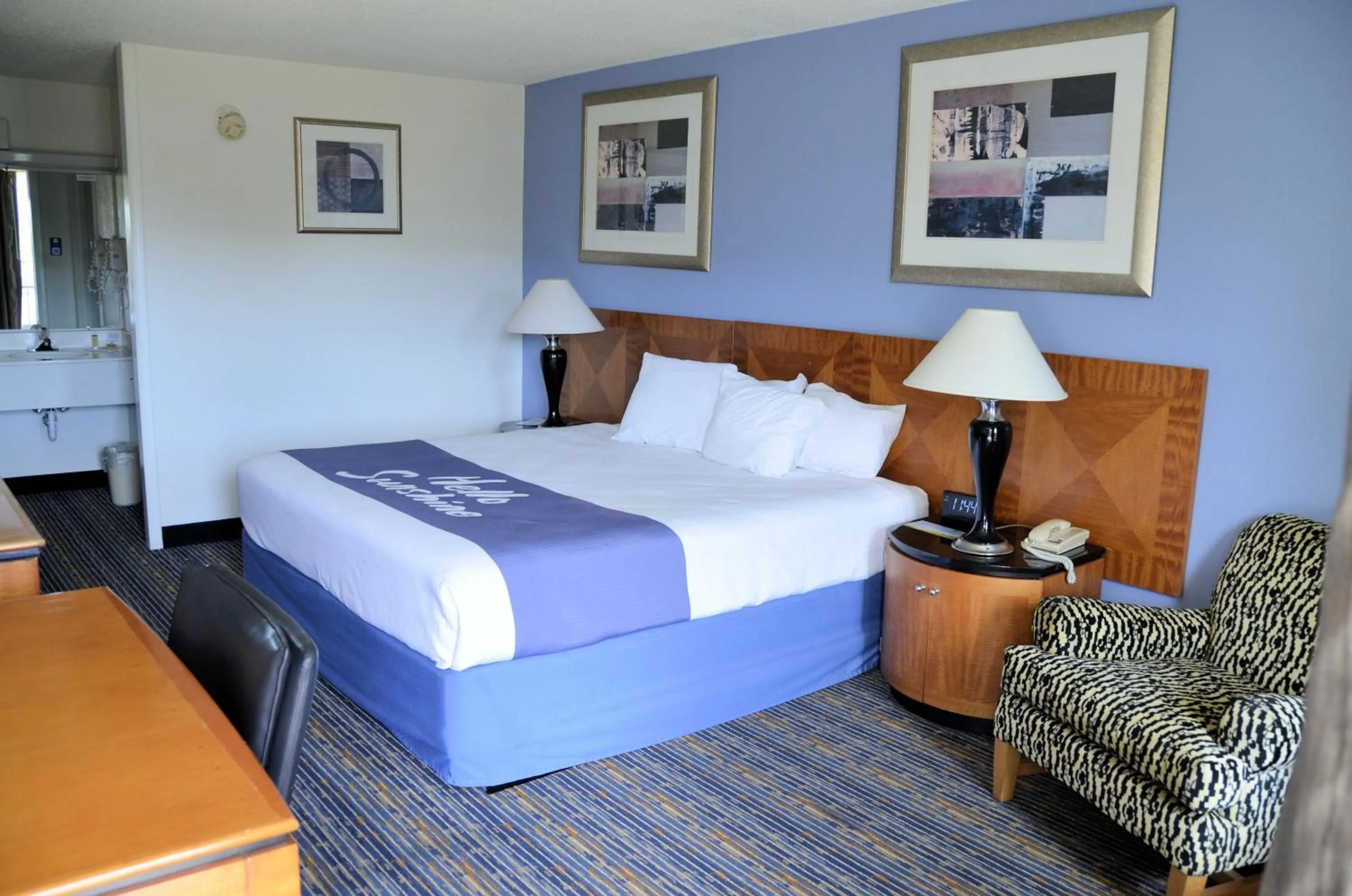 View (from property/room), Bed in Days Inn by Wyndham Luray Shenandoah