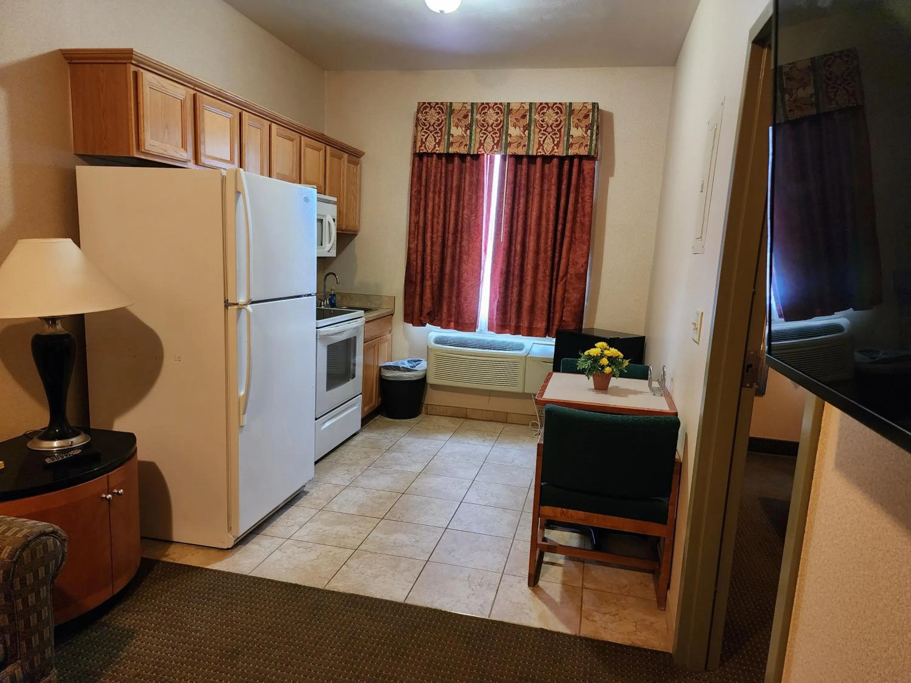Kitchen or kitchenette in Days Inn by Wyndham Luray Shenandoah