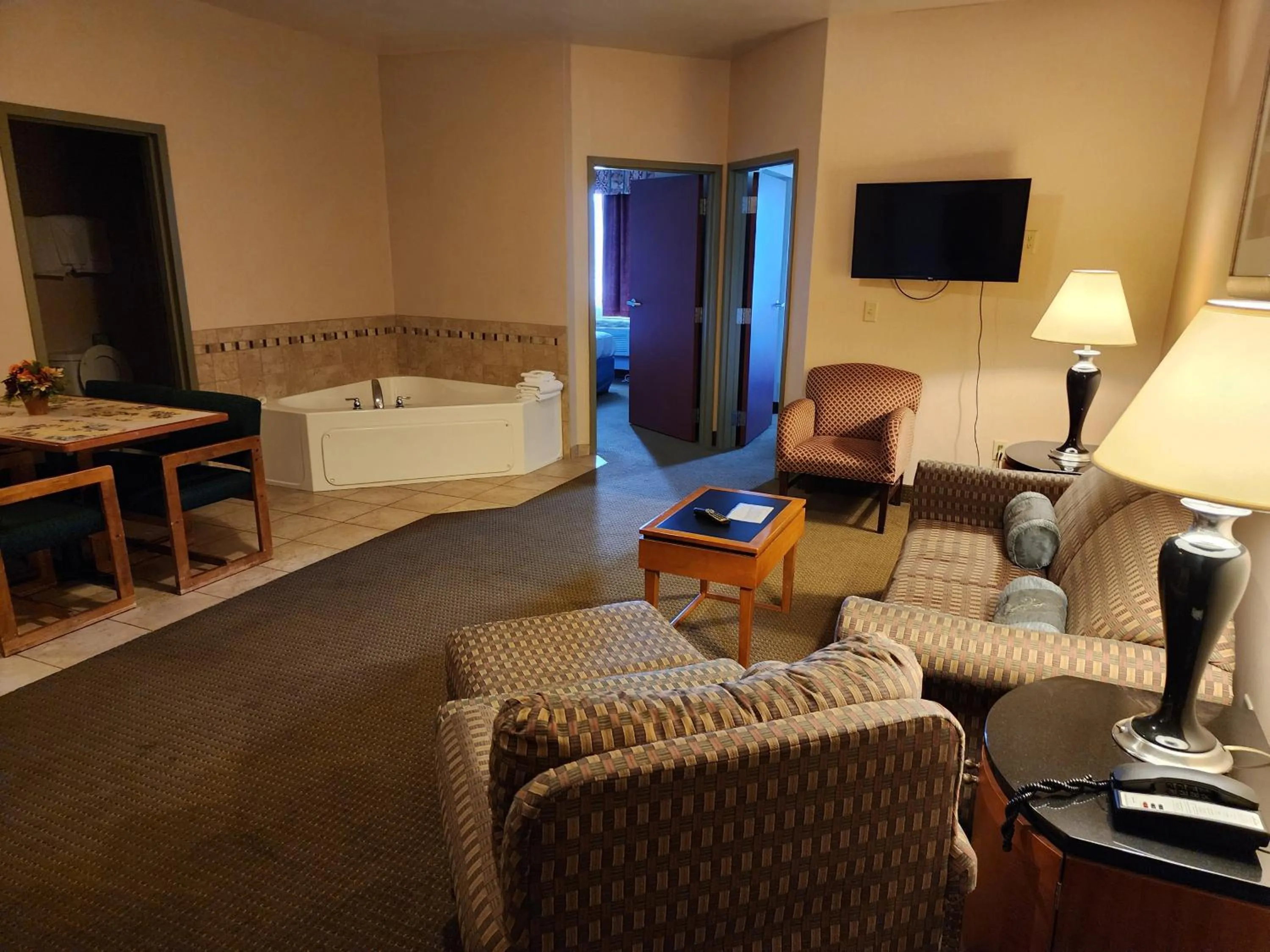 Living room, Bed in Days Inn by Wyndham Luray Shenandoah