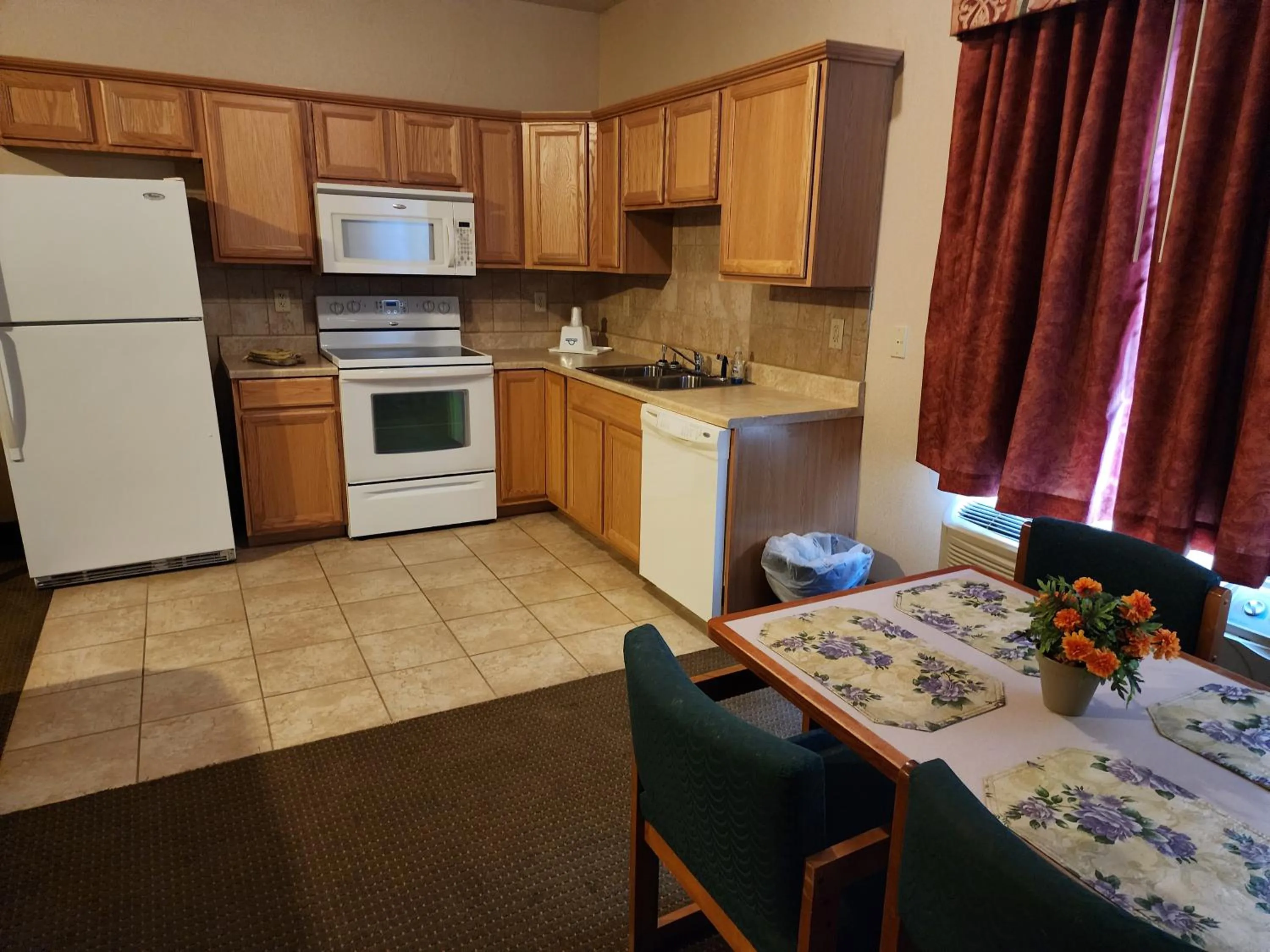 Kitchen or kitchenette in Days Inn by Wyndham Luray Shenandoah