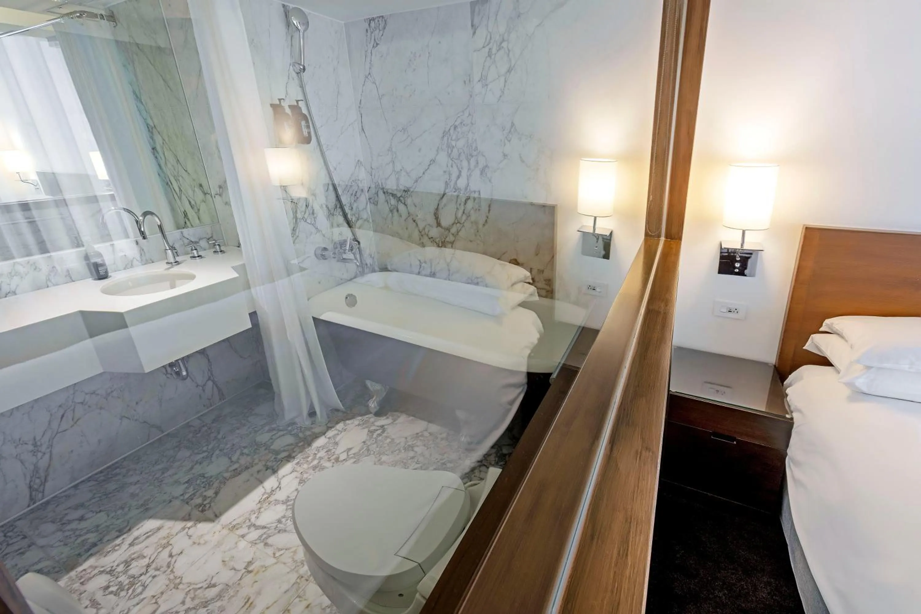 Bathroom, Bed in United Hotel