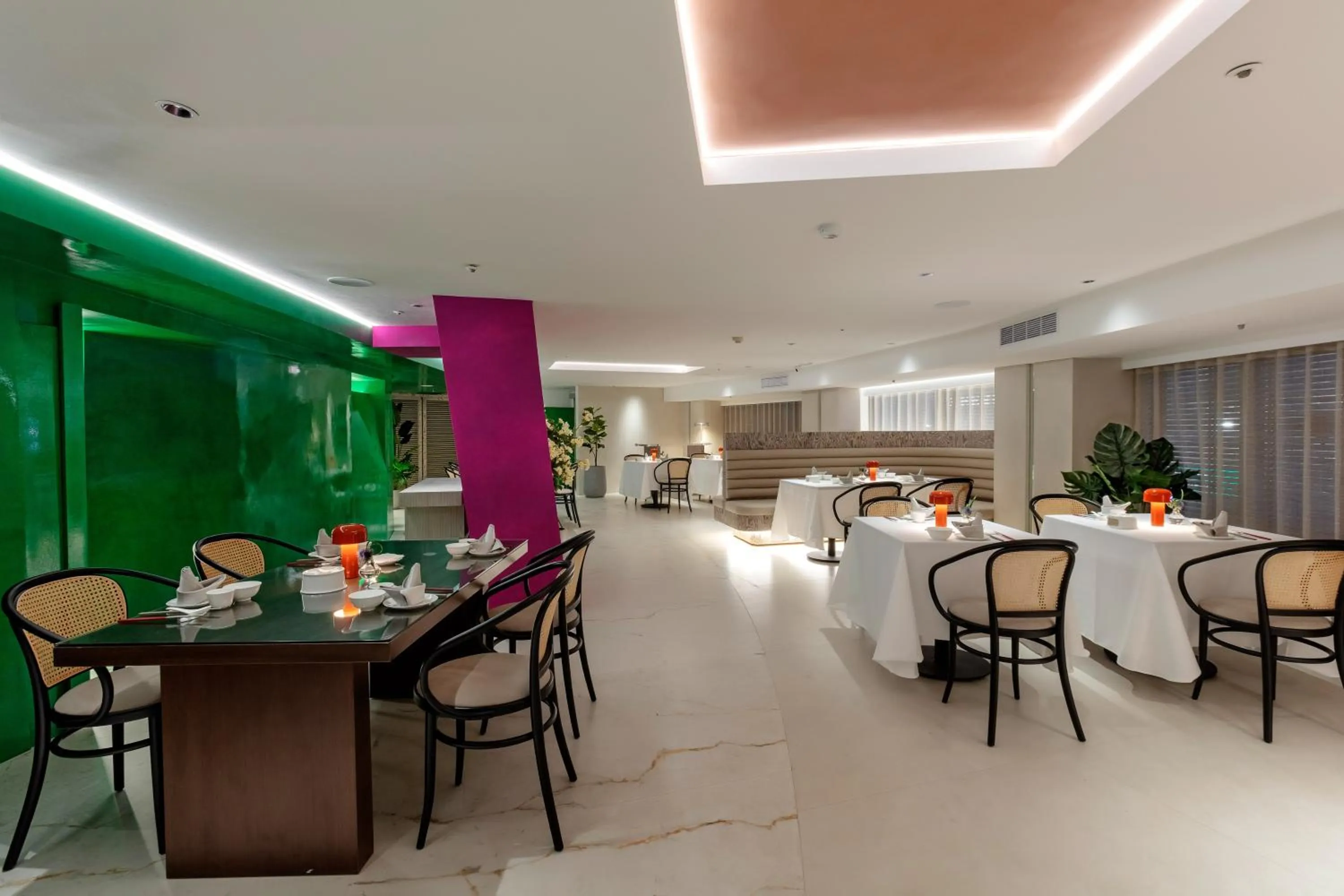 Restaurant/places to eat in United Hotel