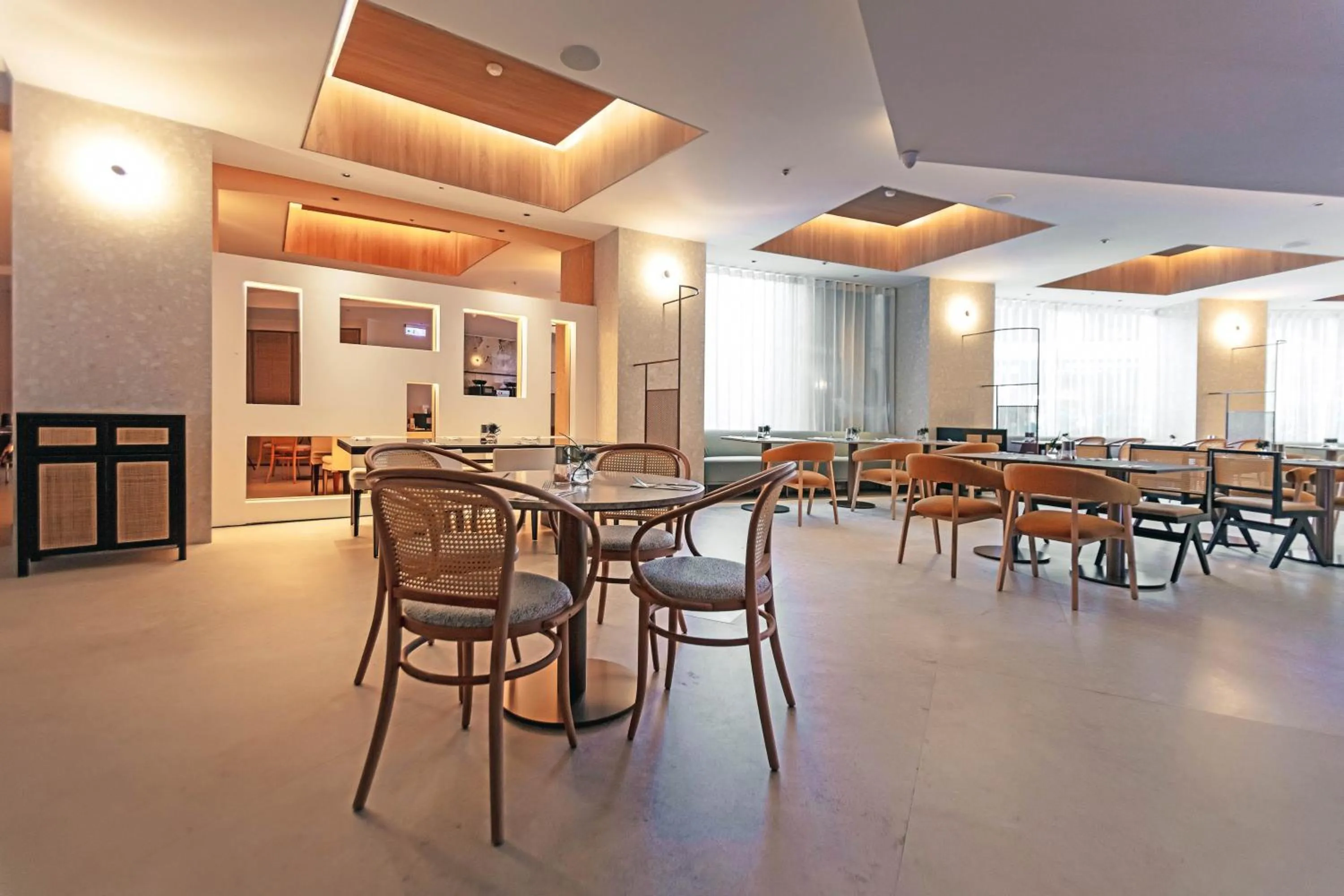 Restaurant/places to eat in United Hotel