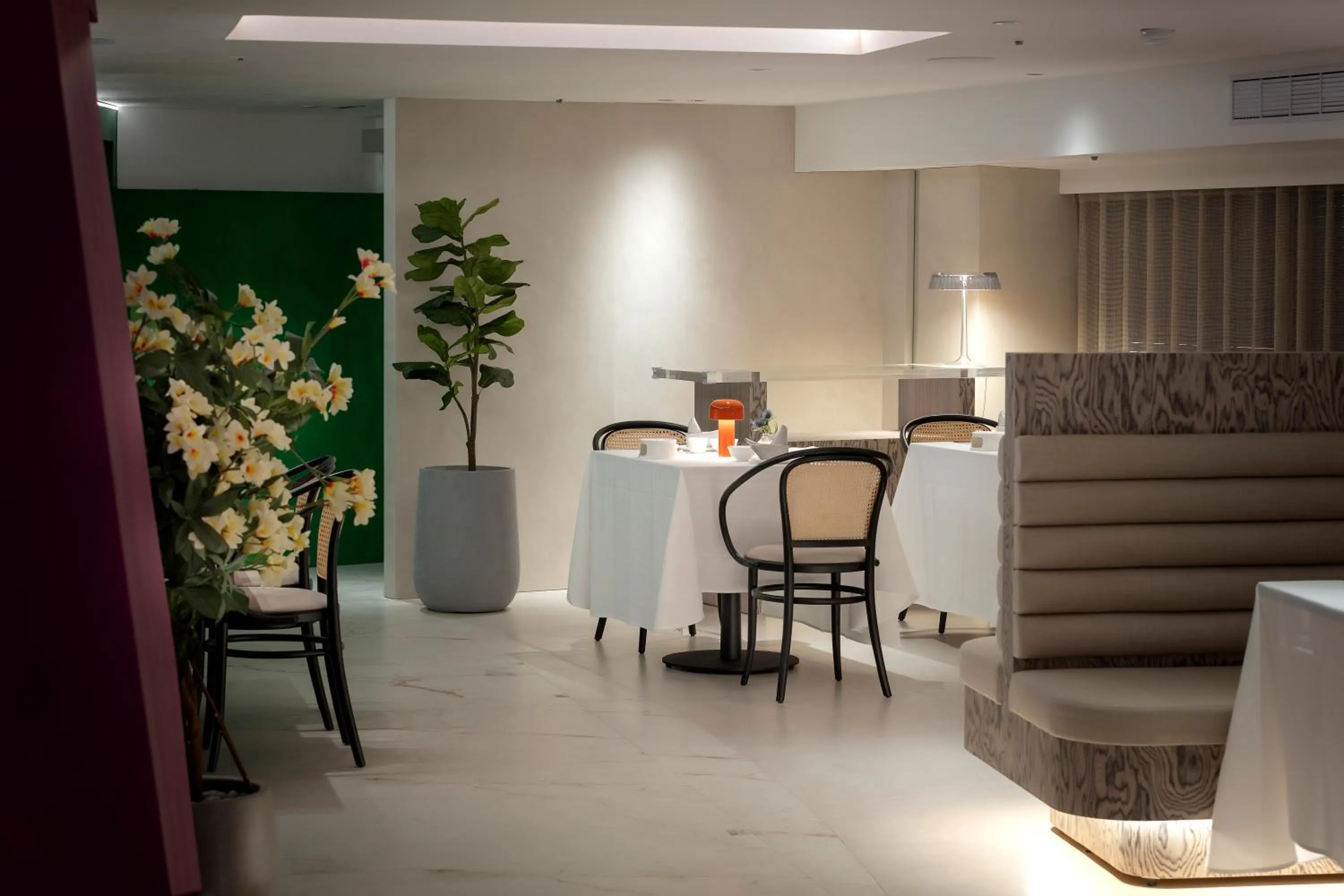 Restaurant/places to eat in United Hotel