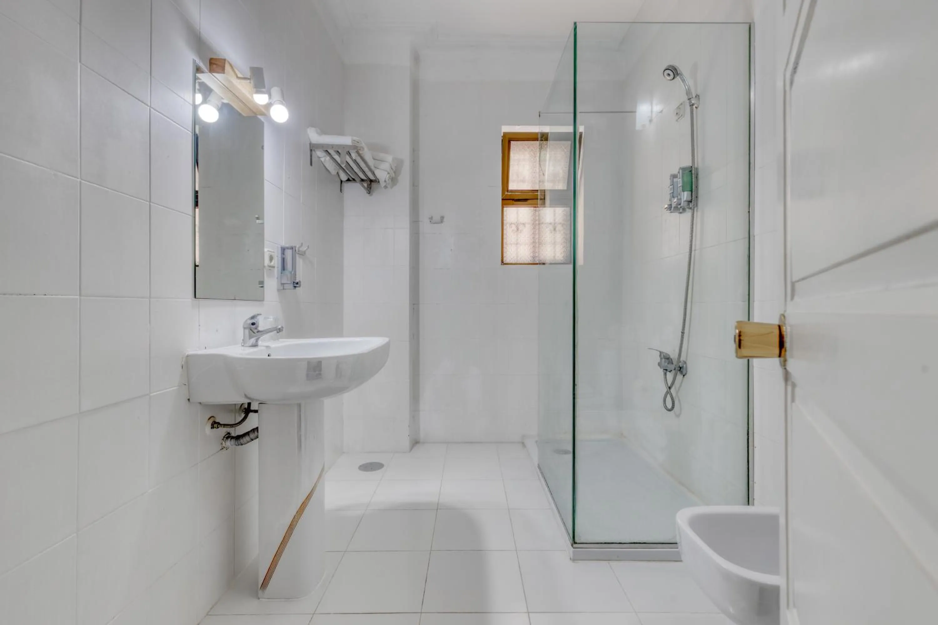 Shower in Hotel Borsalino