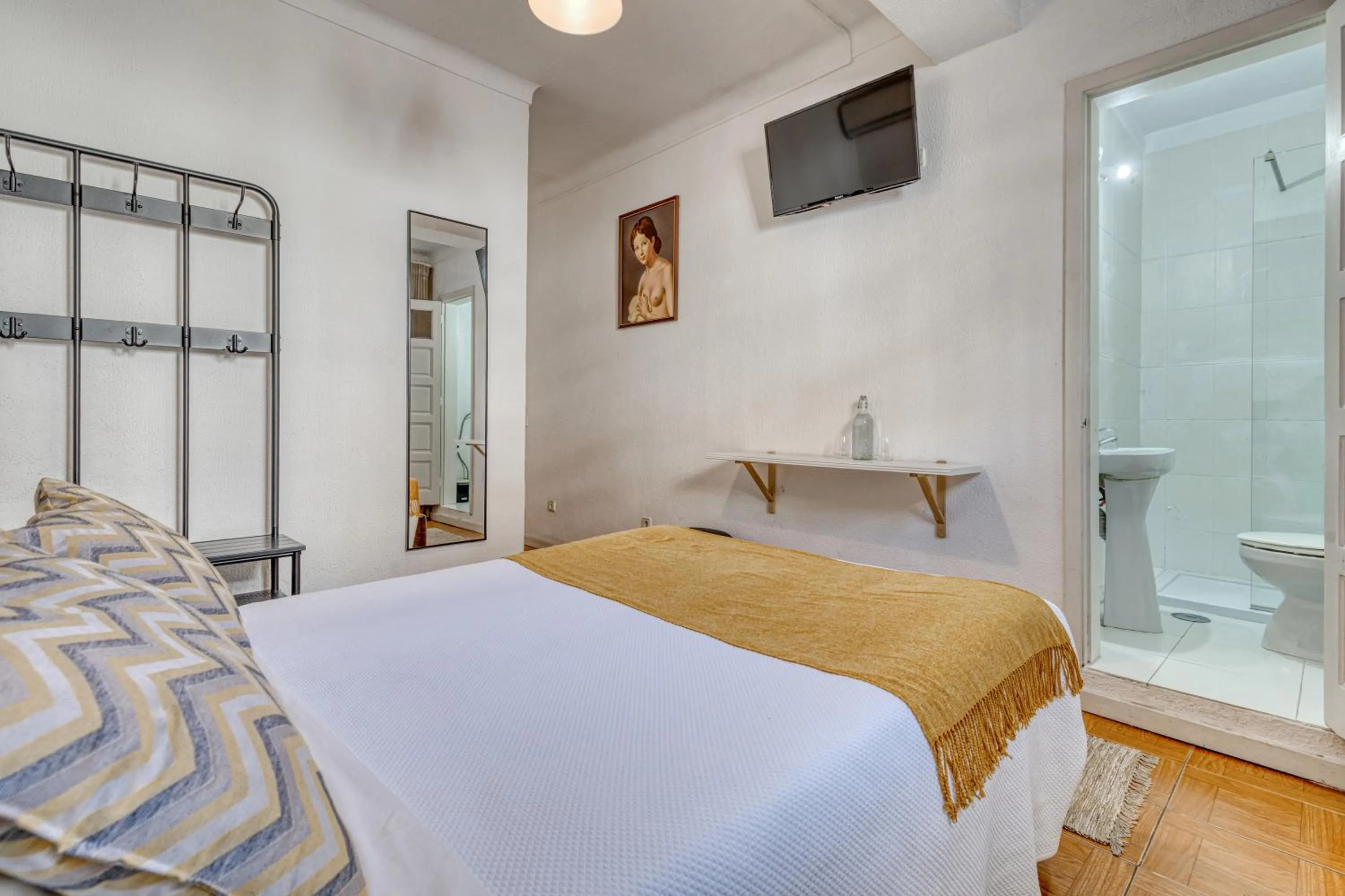 Shower, Bed in Hotel Borsalino