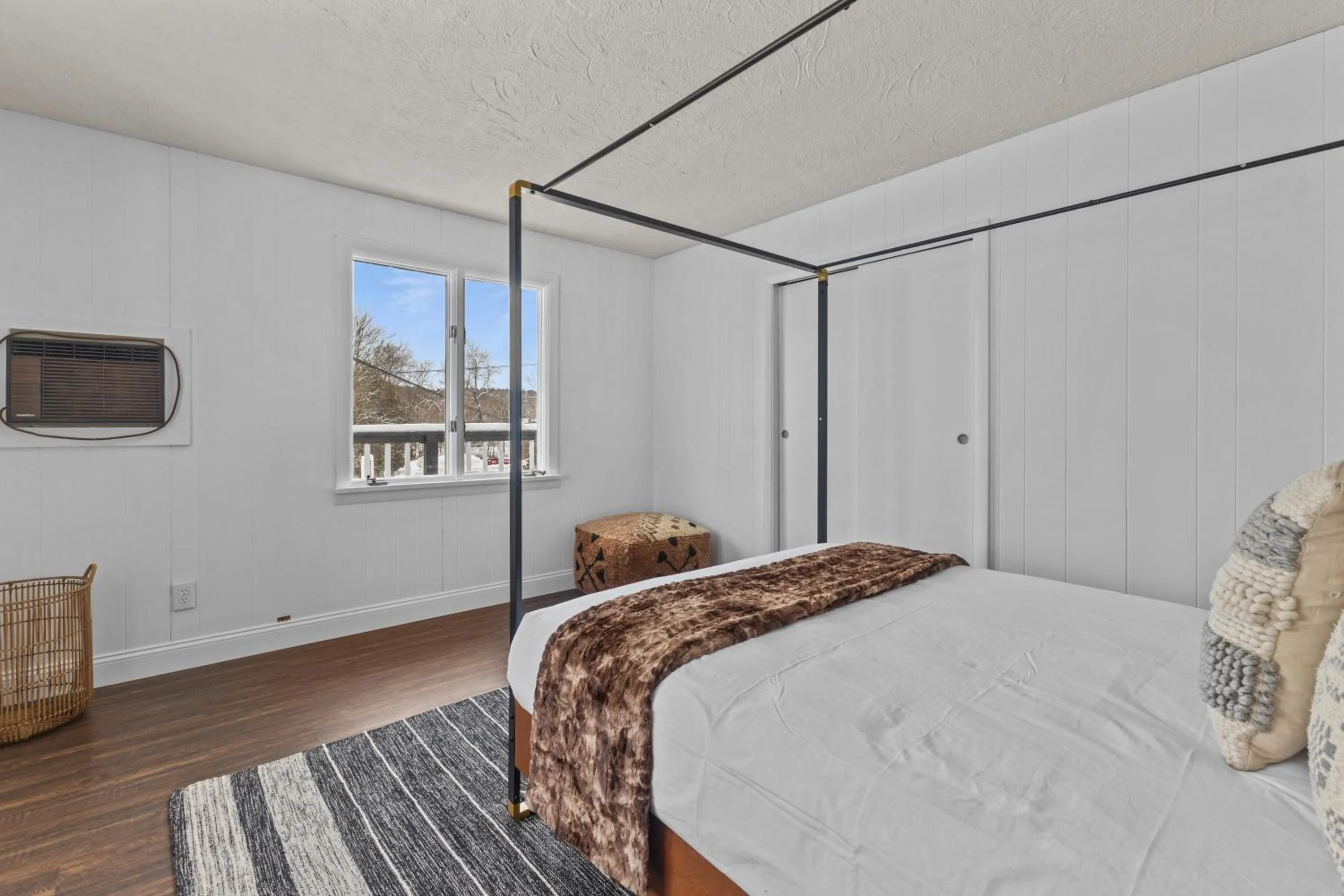 Bed in Stowe Motel & Snowdrift