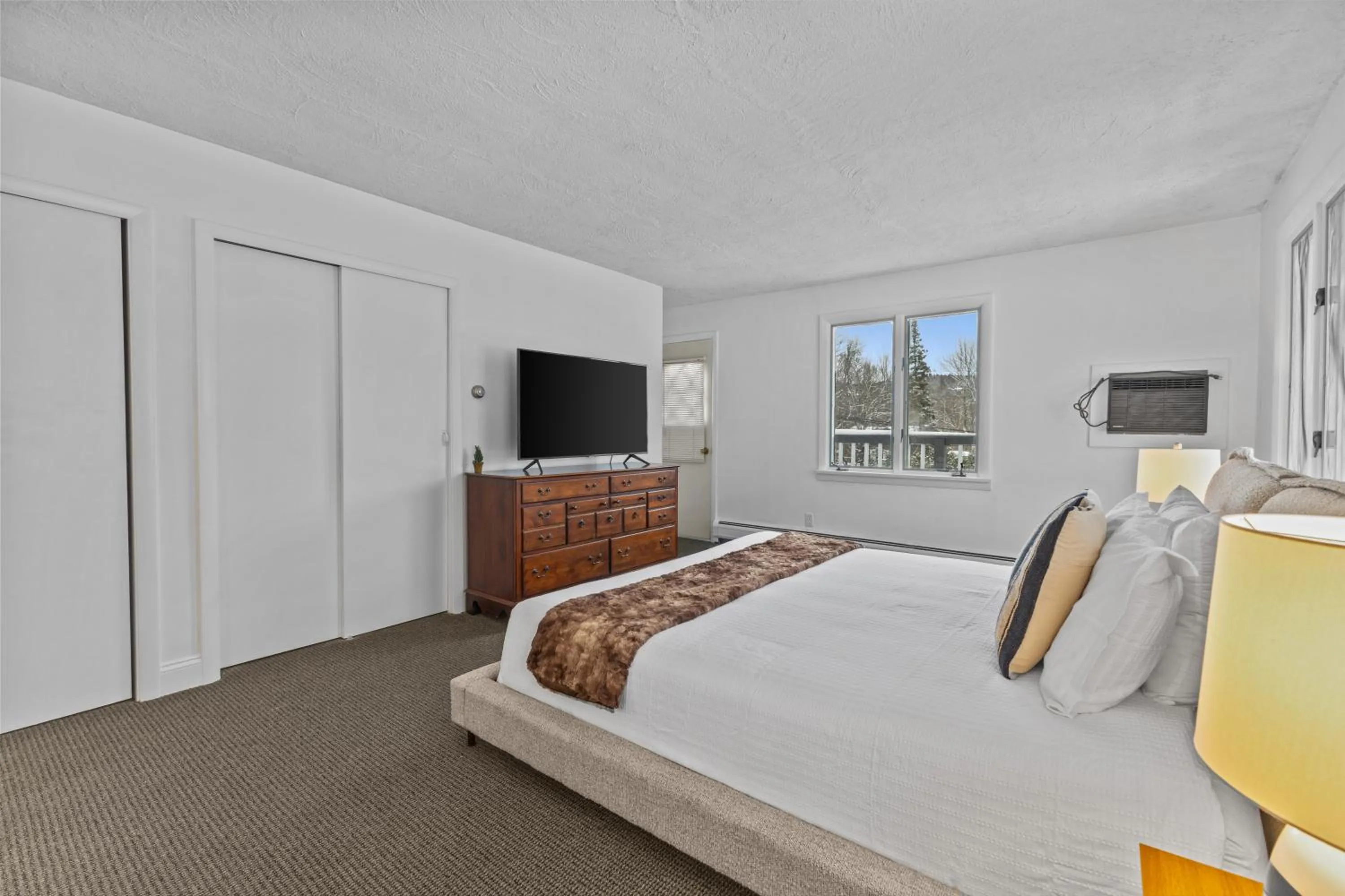 Bed in Stowe Motel & Snowdrift