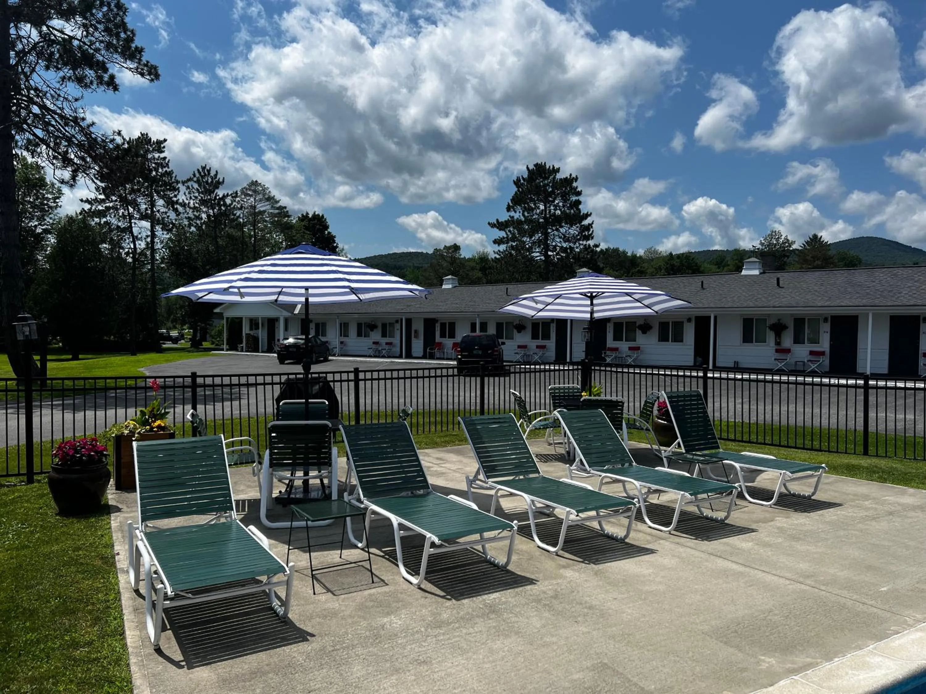 Swimming pool in Stowe Motel & Snowdrift