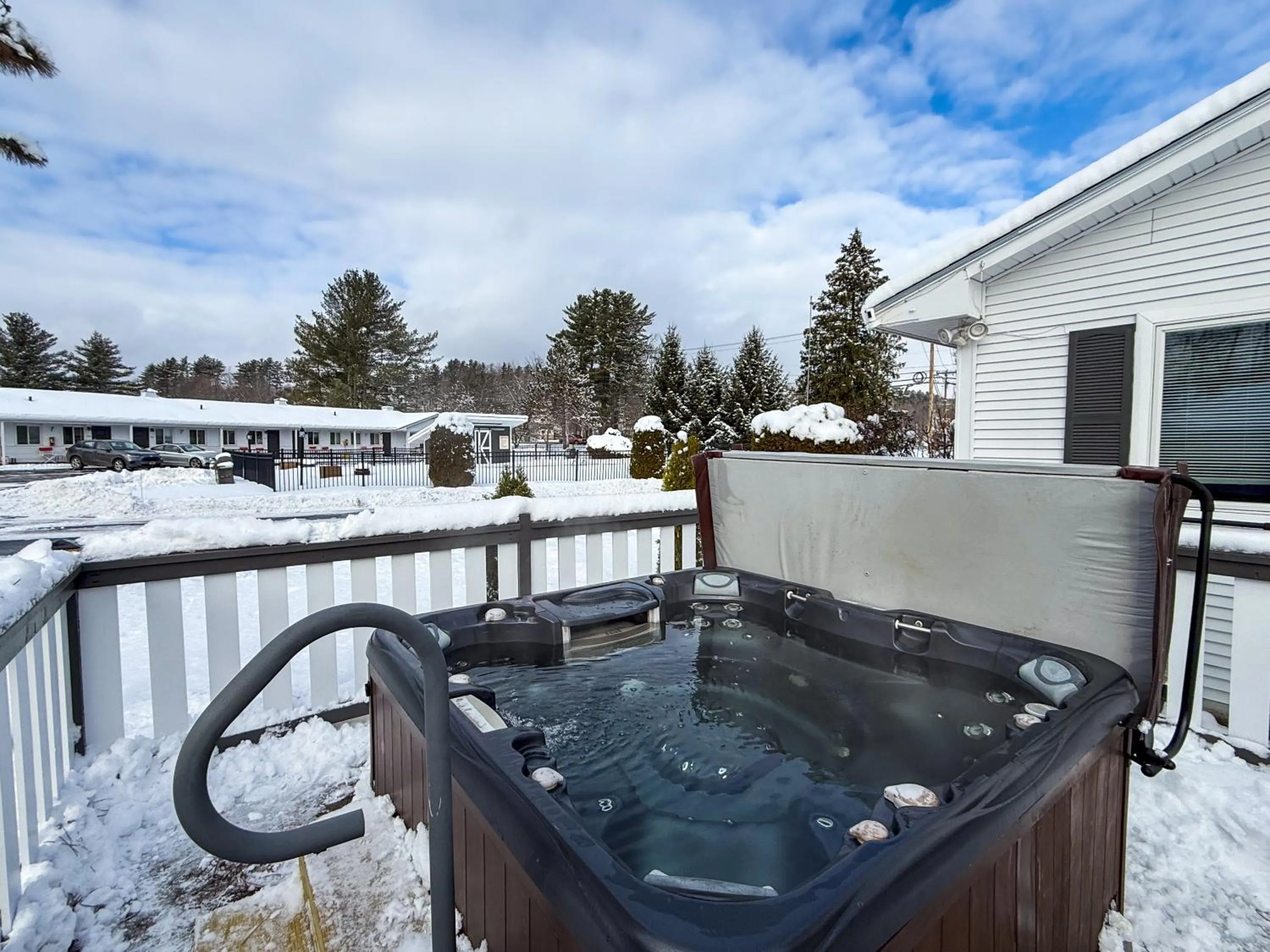 Hot Tub in Stowe Motel & Snowdrift