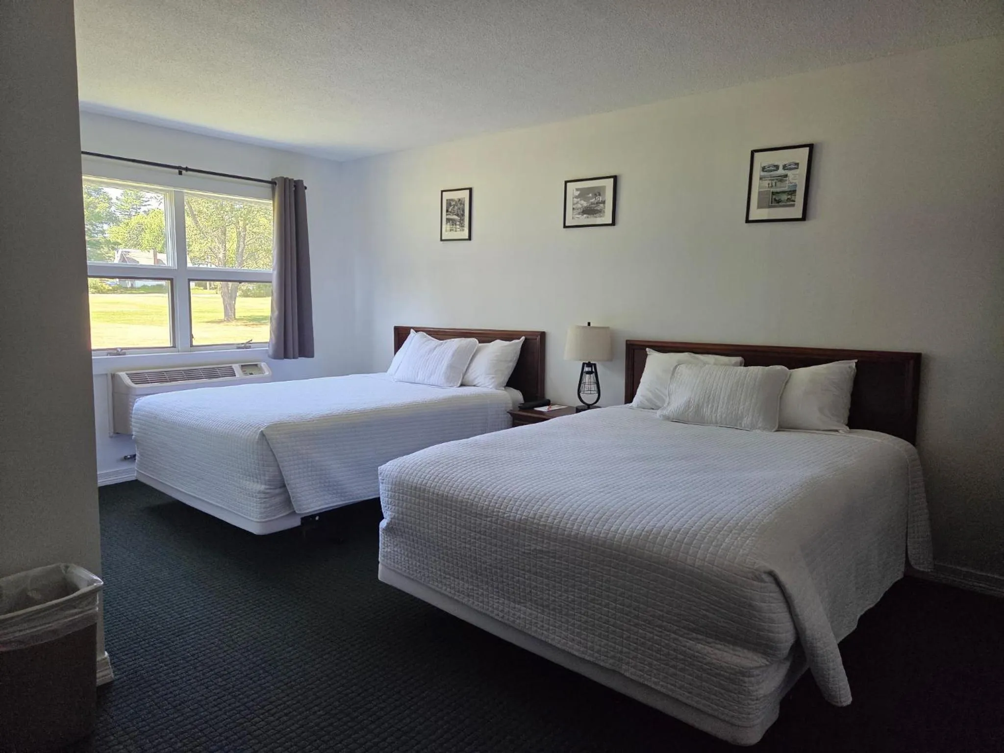 Bed in Stowe Motel & Snowdrift