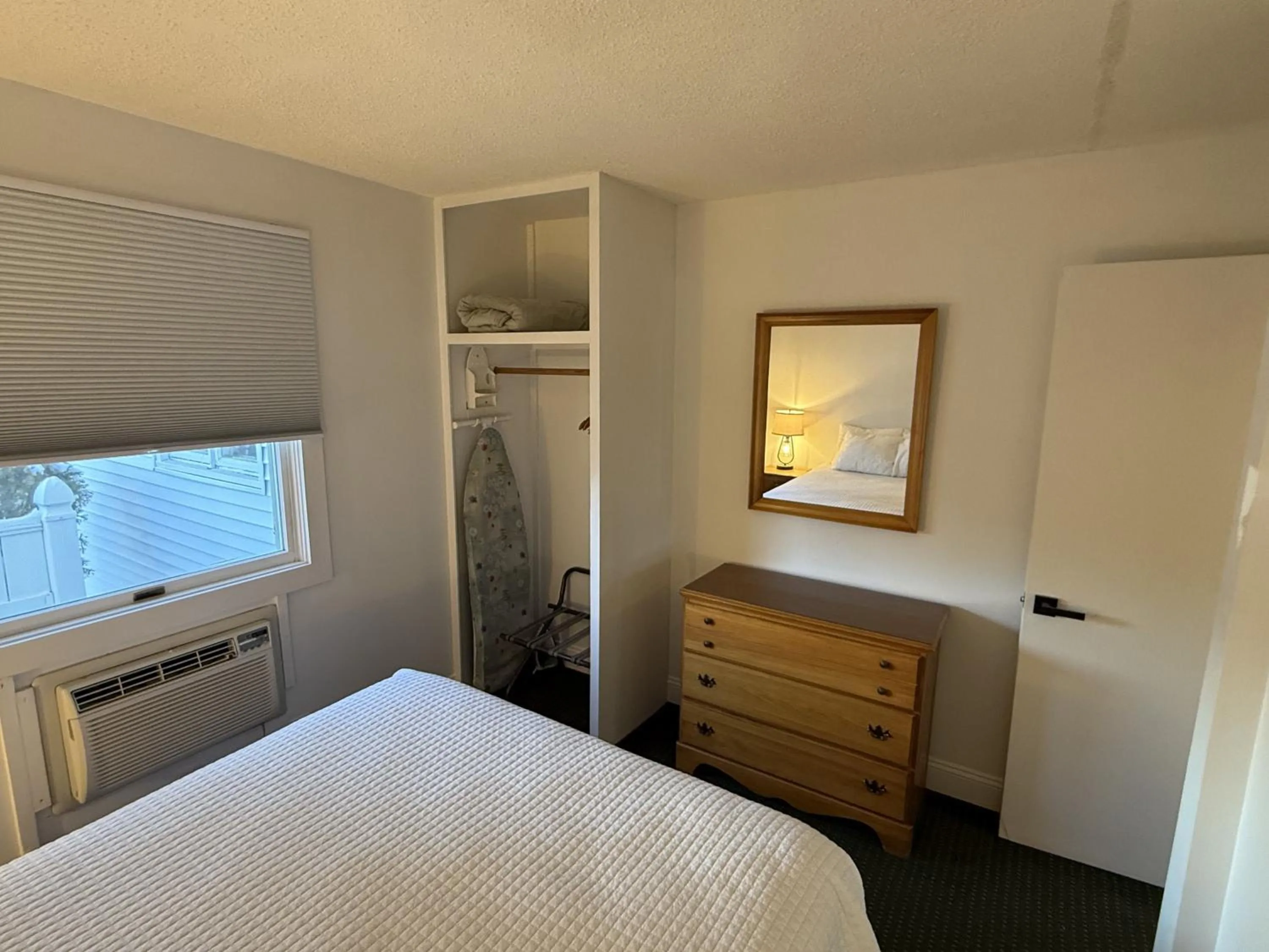 Bed in Stowe Motel & Snowdrift