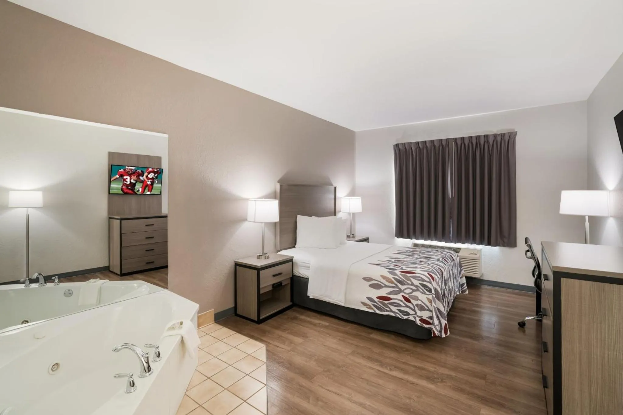 Bedroom, Bed in Red Roof Inn & Suites Carrollton, GA - West Georgia