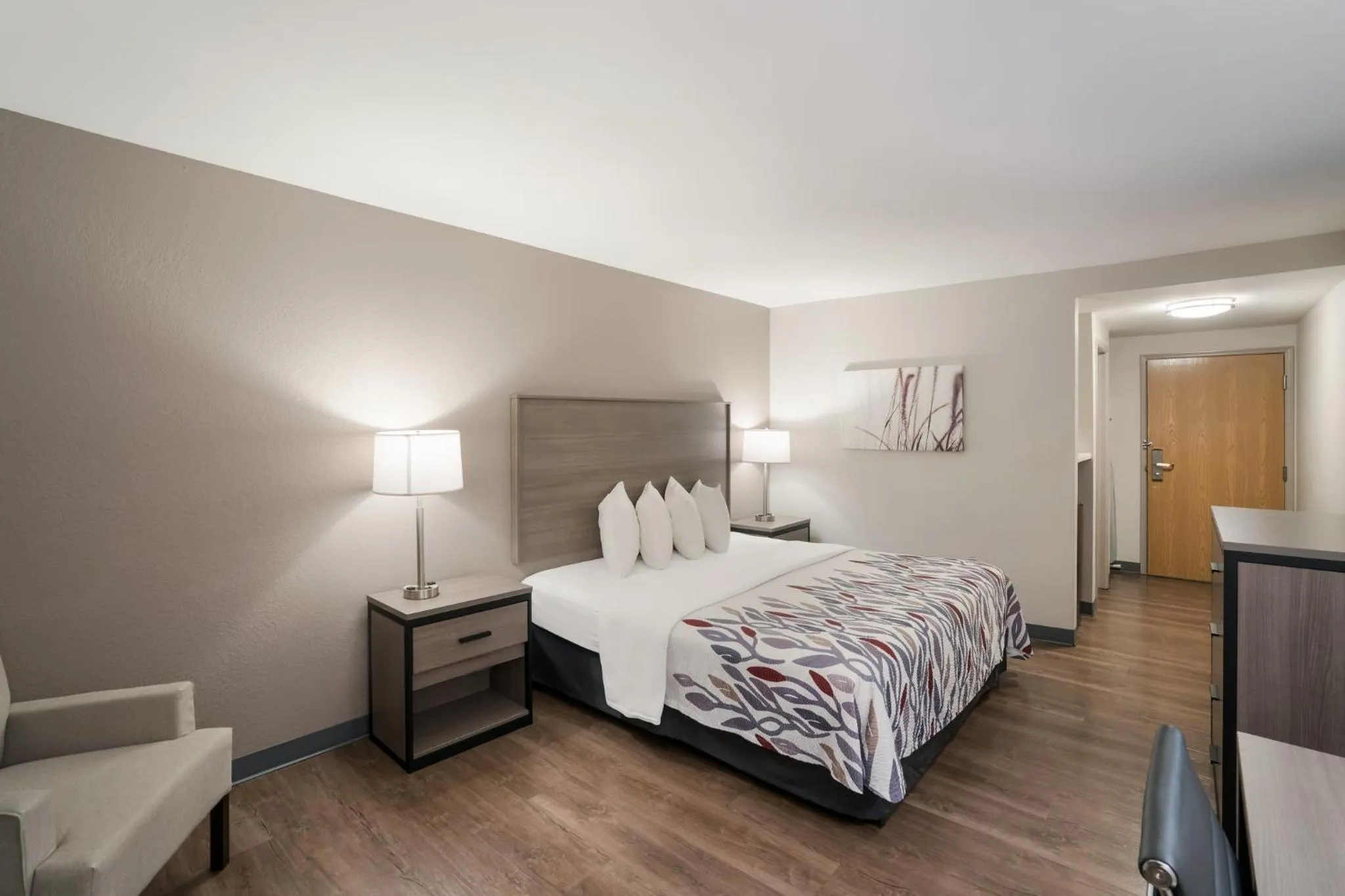 Bedroom, Bed in Red Roof Inn & Suites Carrollton, GA - West Georgia