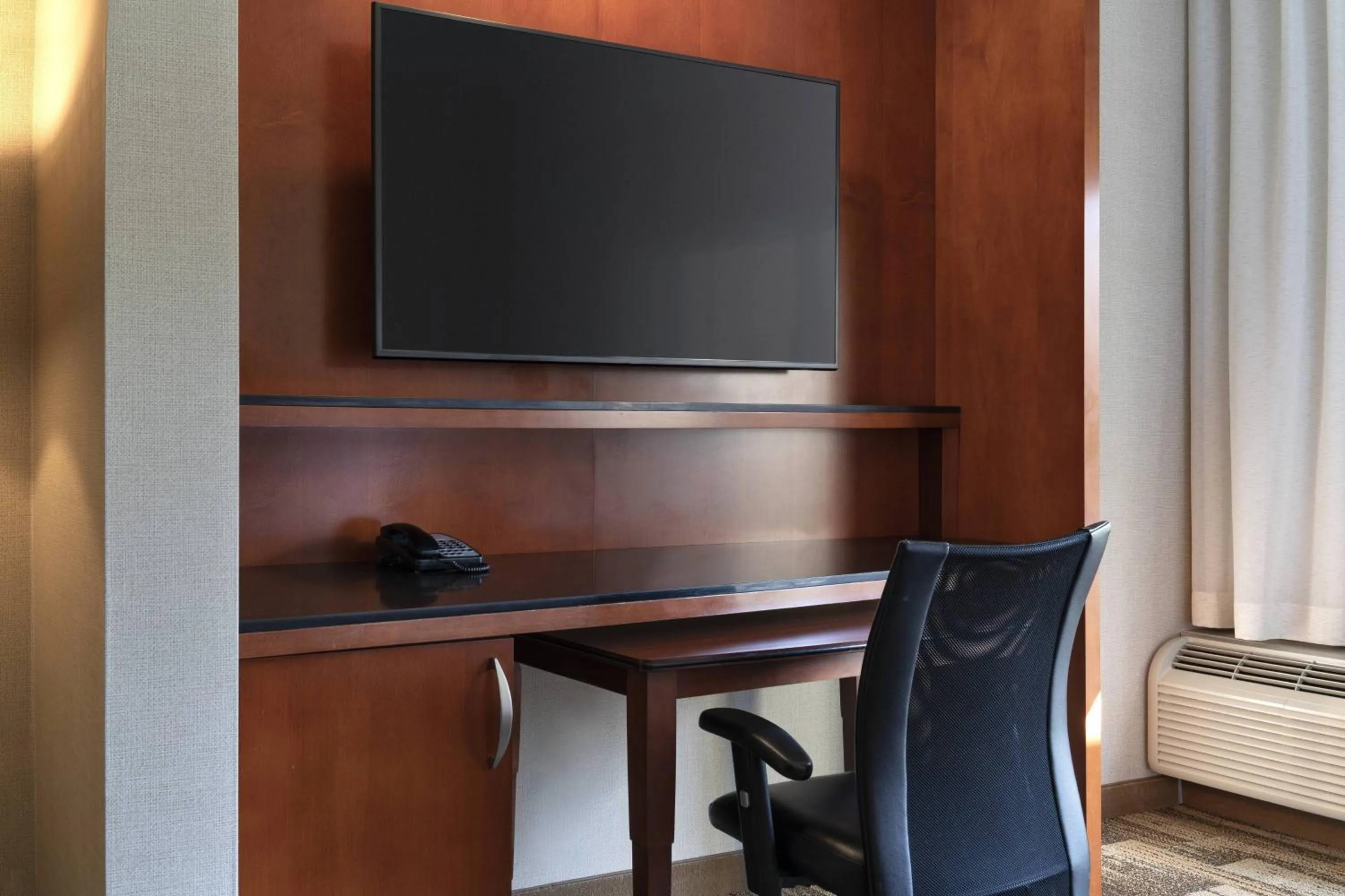 Photo of the whole room in Courtyard by Marriott Santa Barbara Goleta