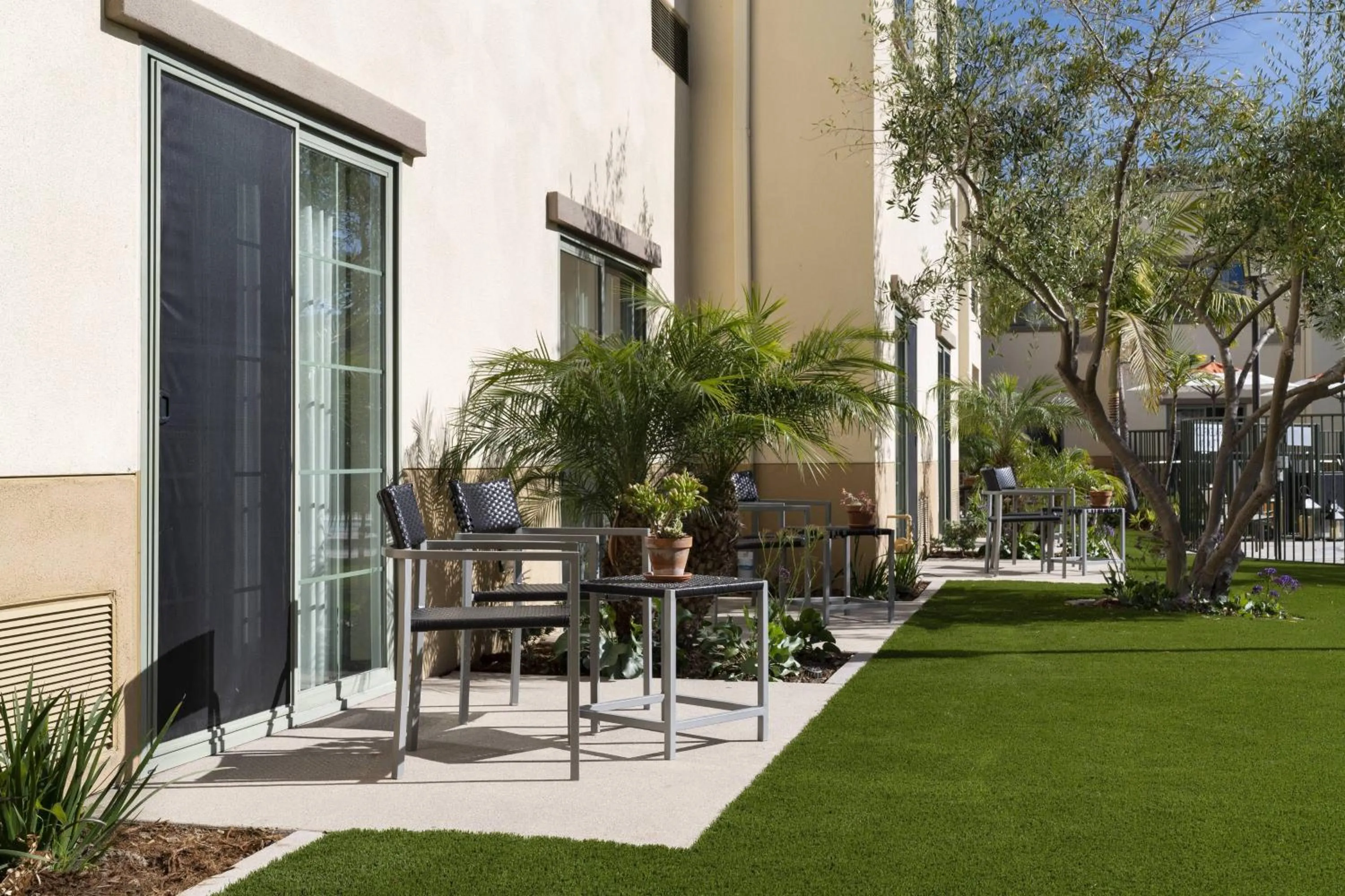 Photo of the whole room in Courtyard by Marriott Santa Barbara Goleta