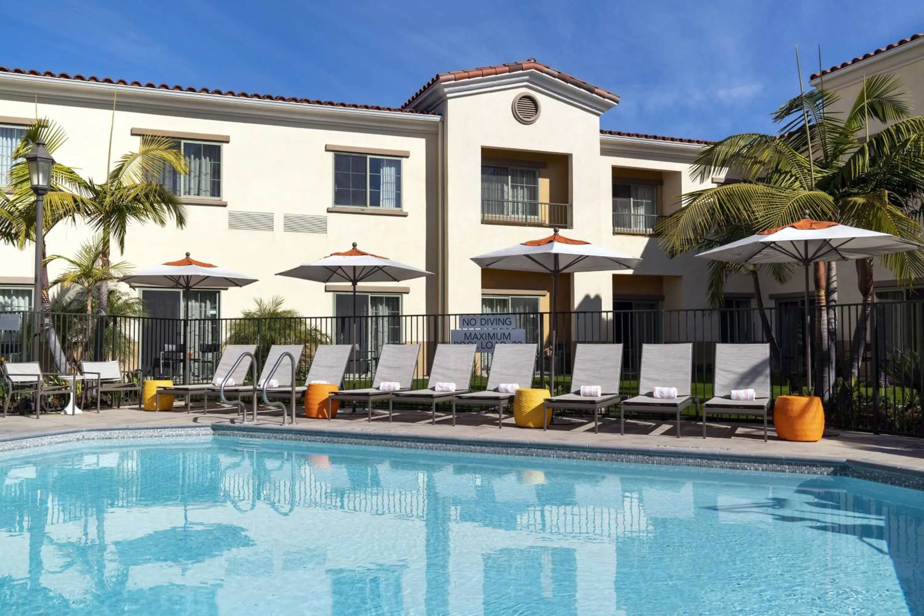 Swimming pool in Courtyard by Marriott Santa Barbara Goleta