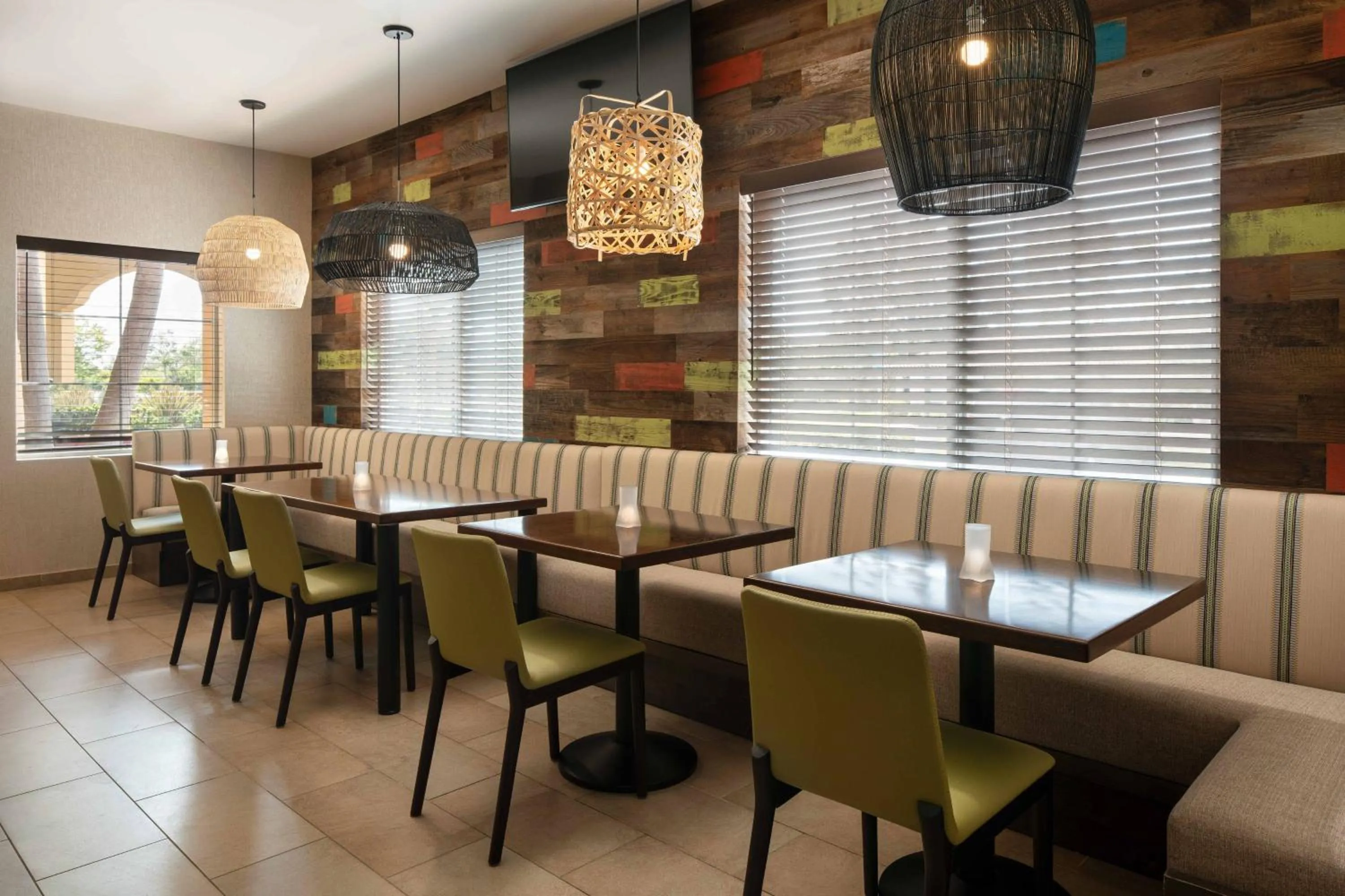 Restaurant/places to eat in Courtyard by Marriott Santa Barbara Goleta