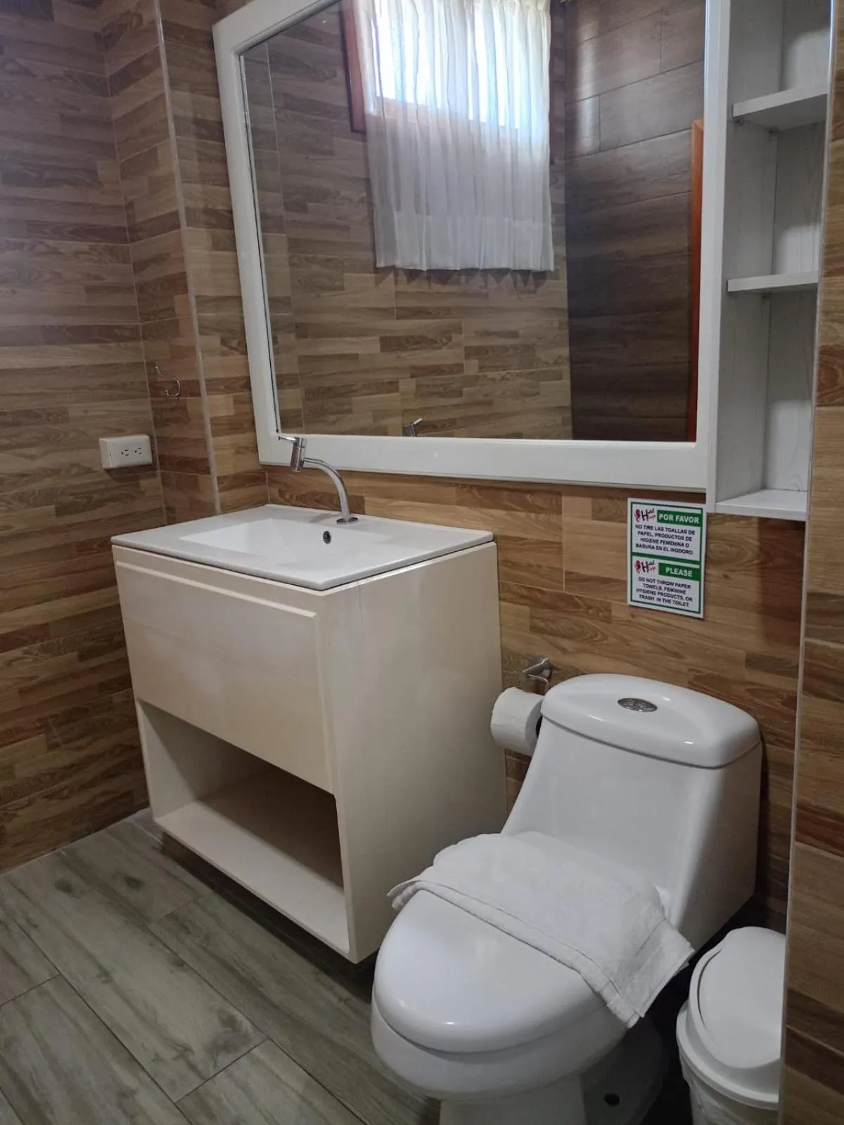 Toilet in Galápagos Isabela Hotel Loja