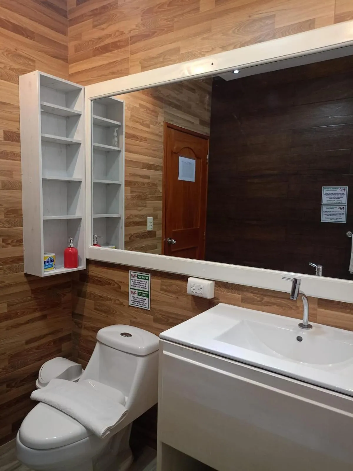 Toilet in Galápagos Isabela Hotel Loja