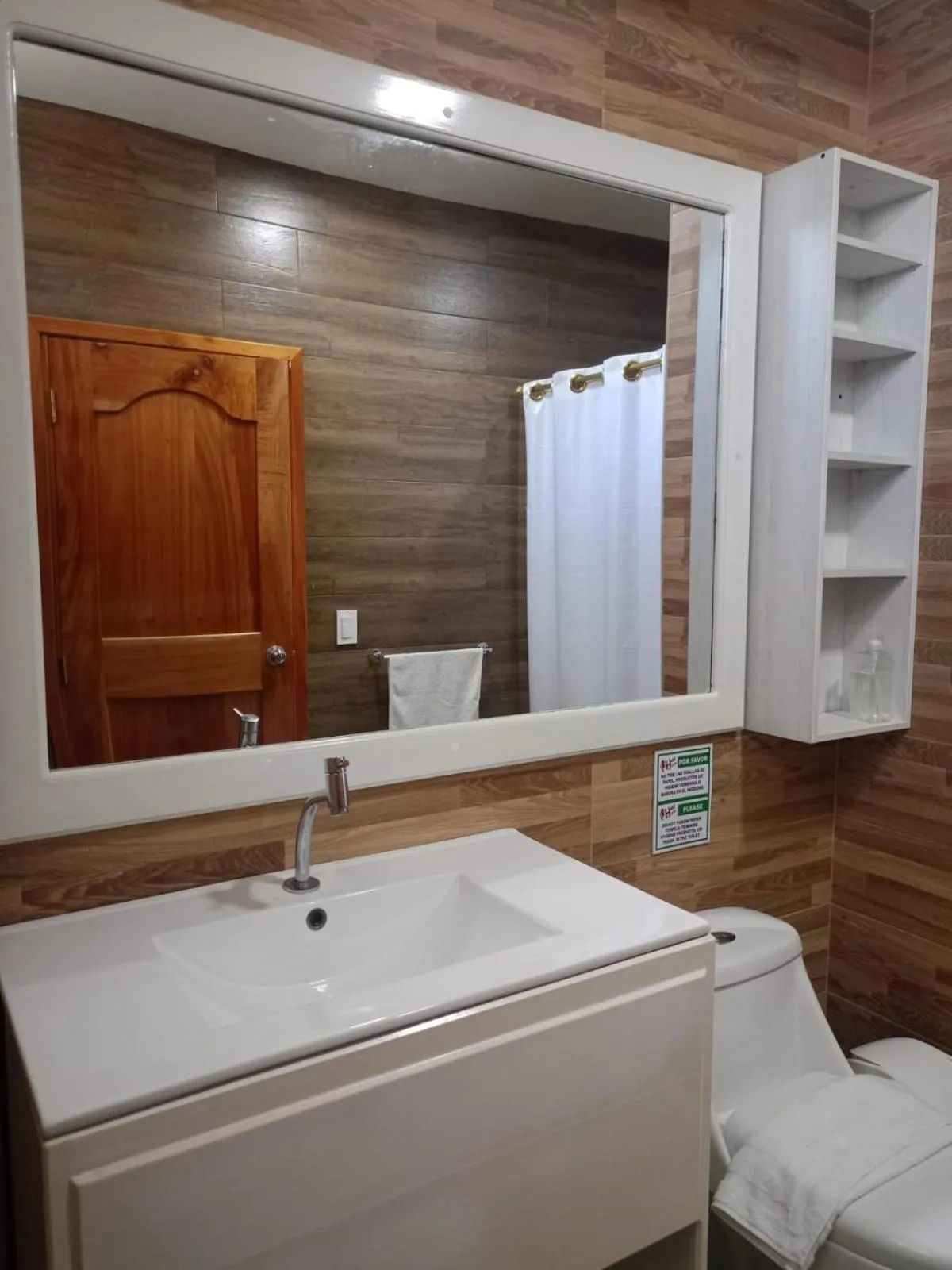 Bathroom in Galápagos Isabela Hotel Loja