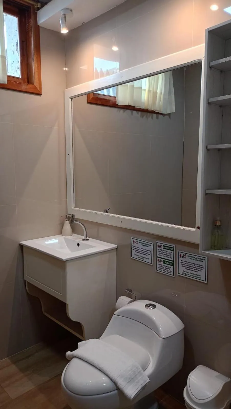 Toilet in Galápagos Isabela Hotel Loja