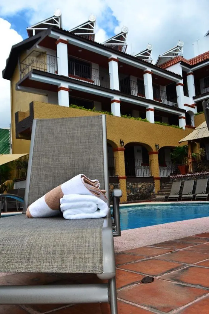 Swimming pool in Hotel Rinconada de Cortes