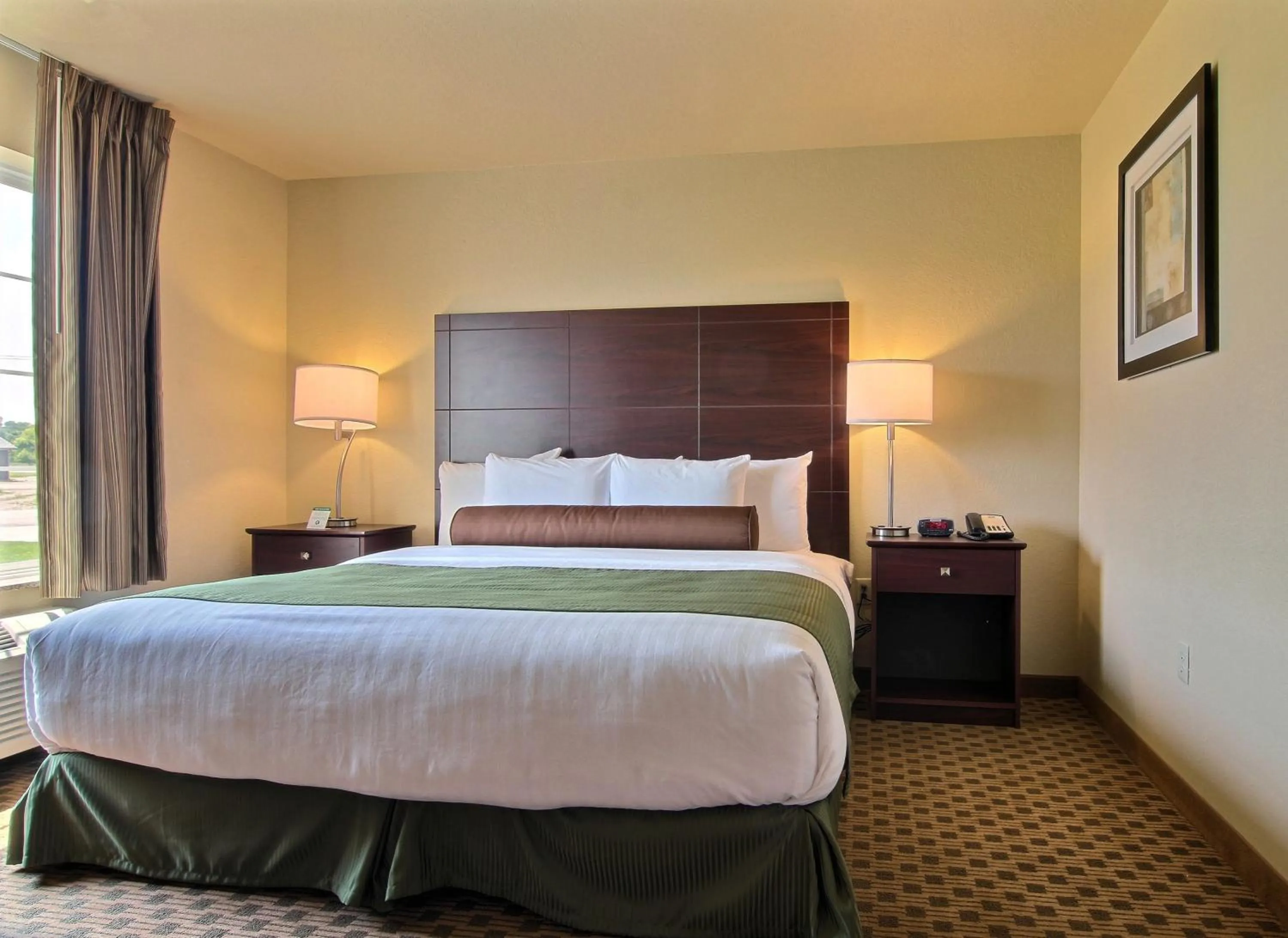 Bedroom, Bed in Cobblestone Inn & Suites - Carrington