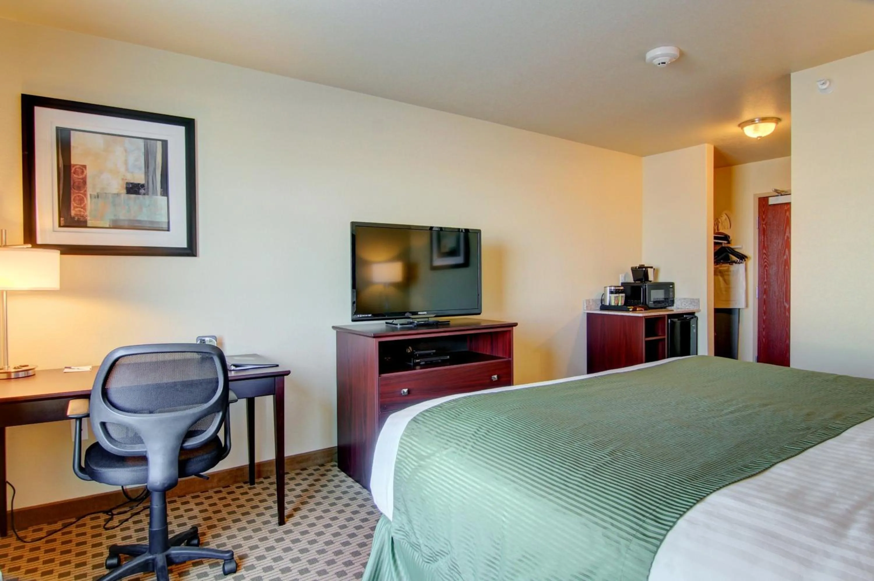 Bedroom, Bed in Cobblestone Inn & Suites - Carrington