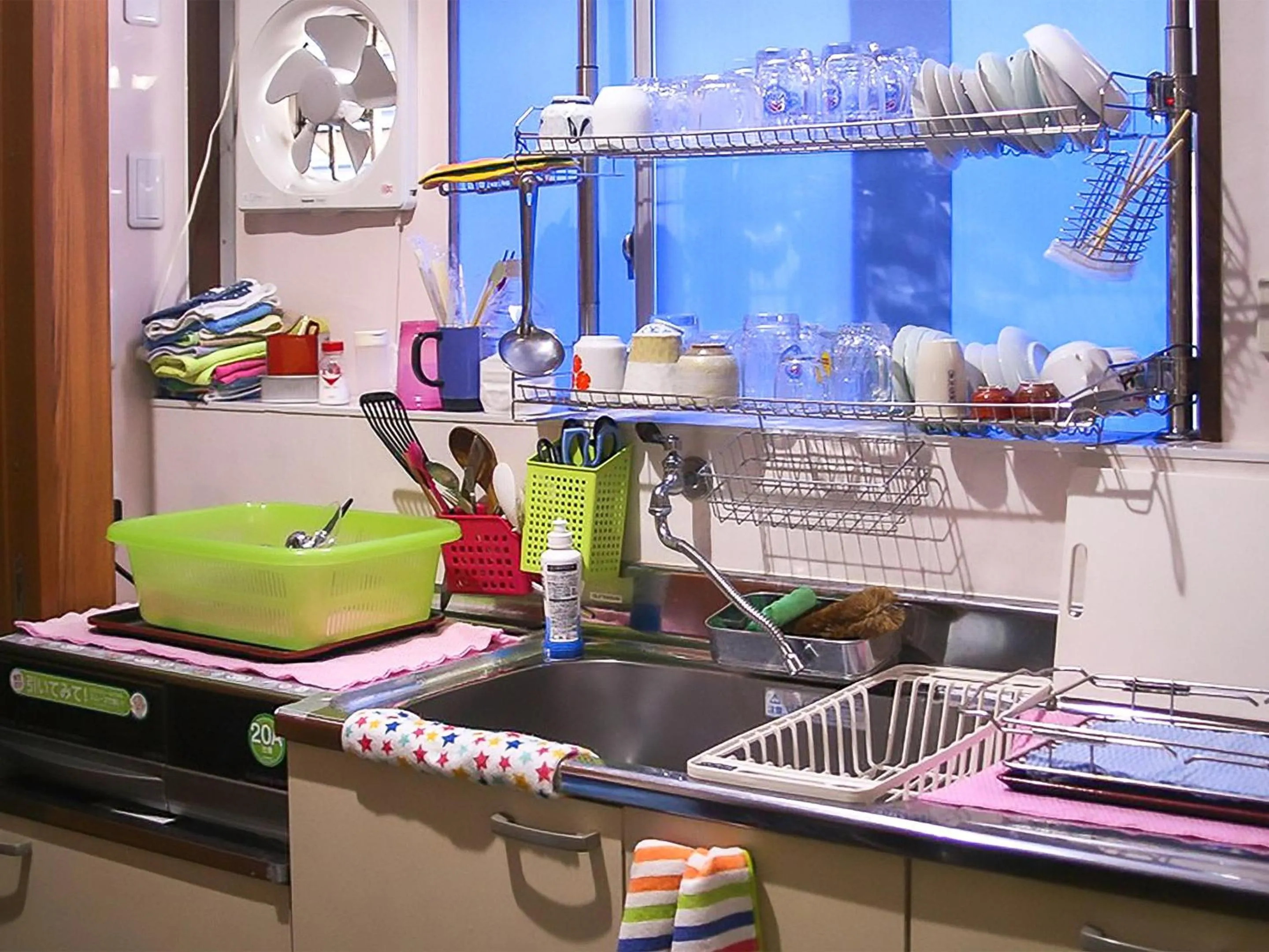 Communal kitchen in Oyama Guesthouse Kyoto