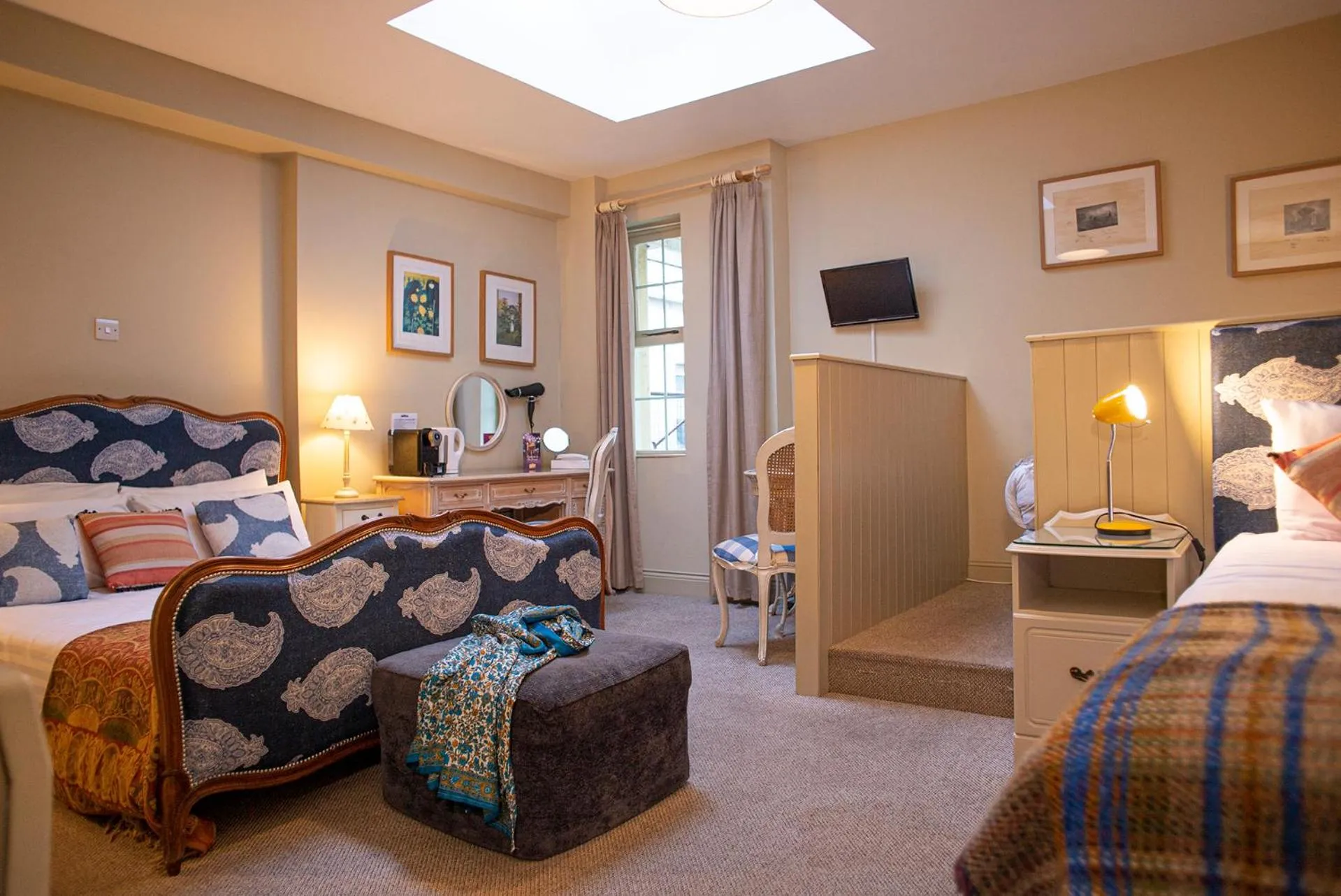 Photo of the whole room, Bed in Emmet Hotel