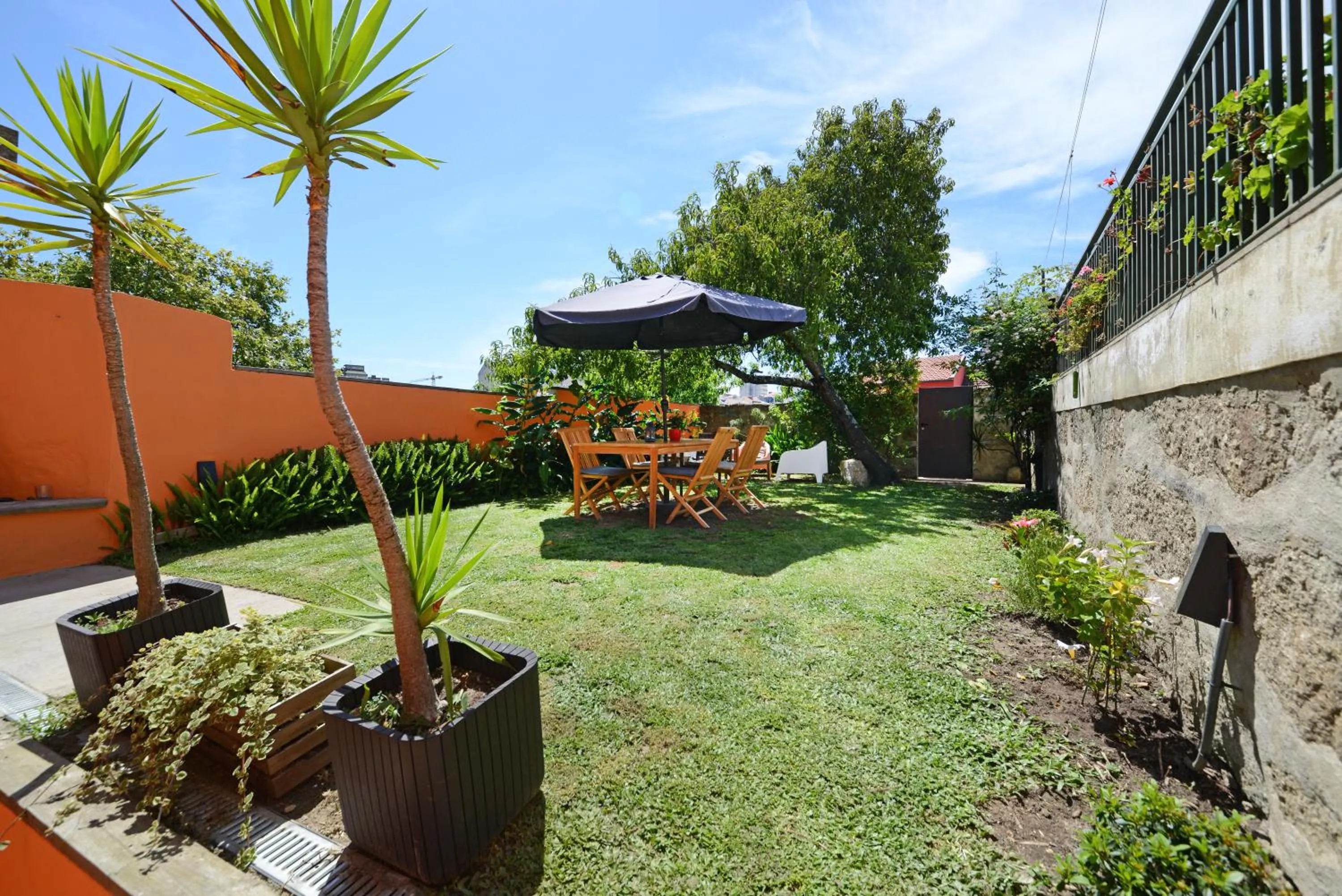 Peach Hostel & Suites