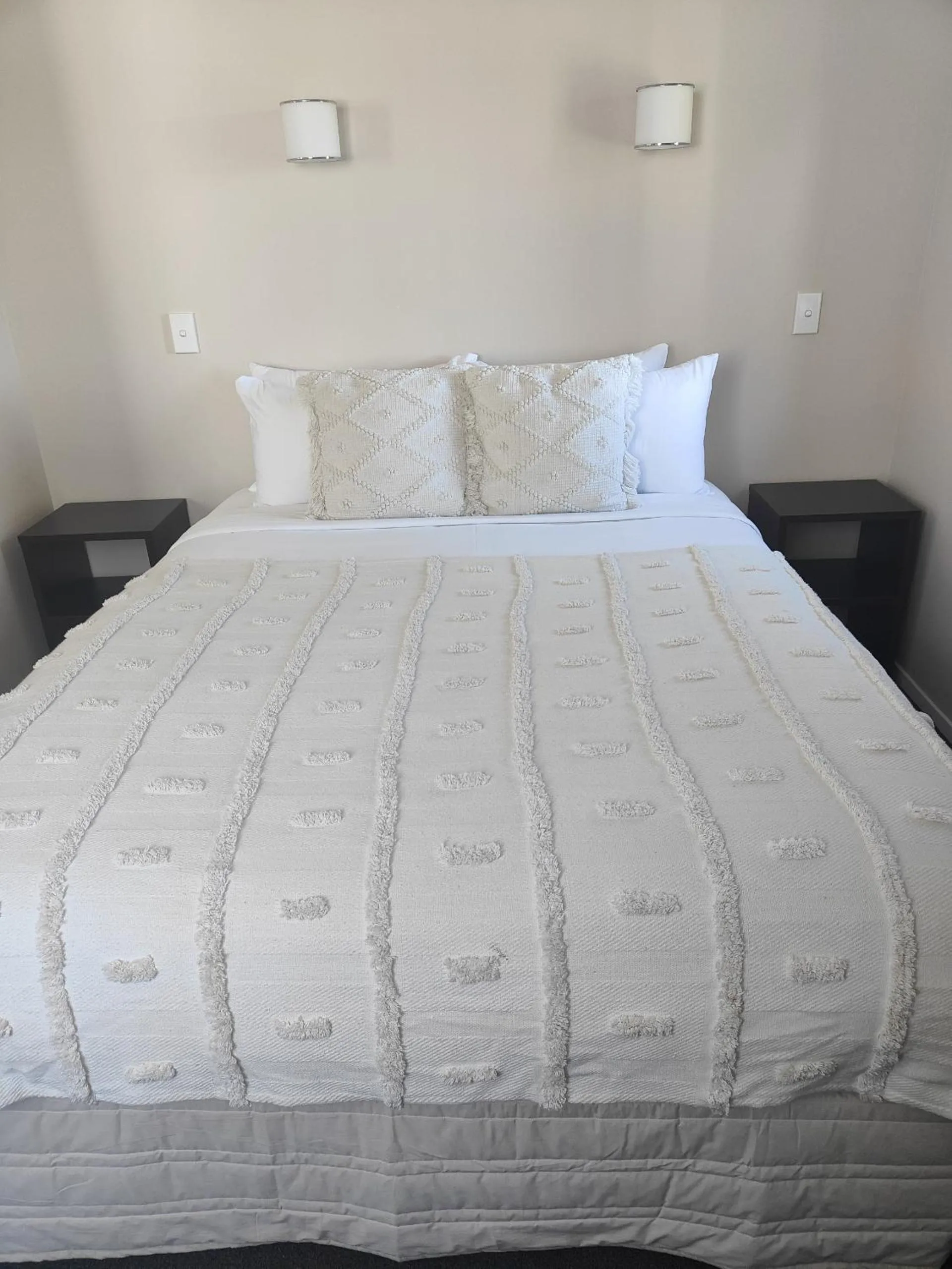 Bed in Southpacific Motel