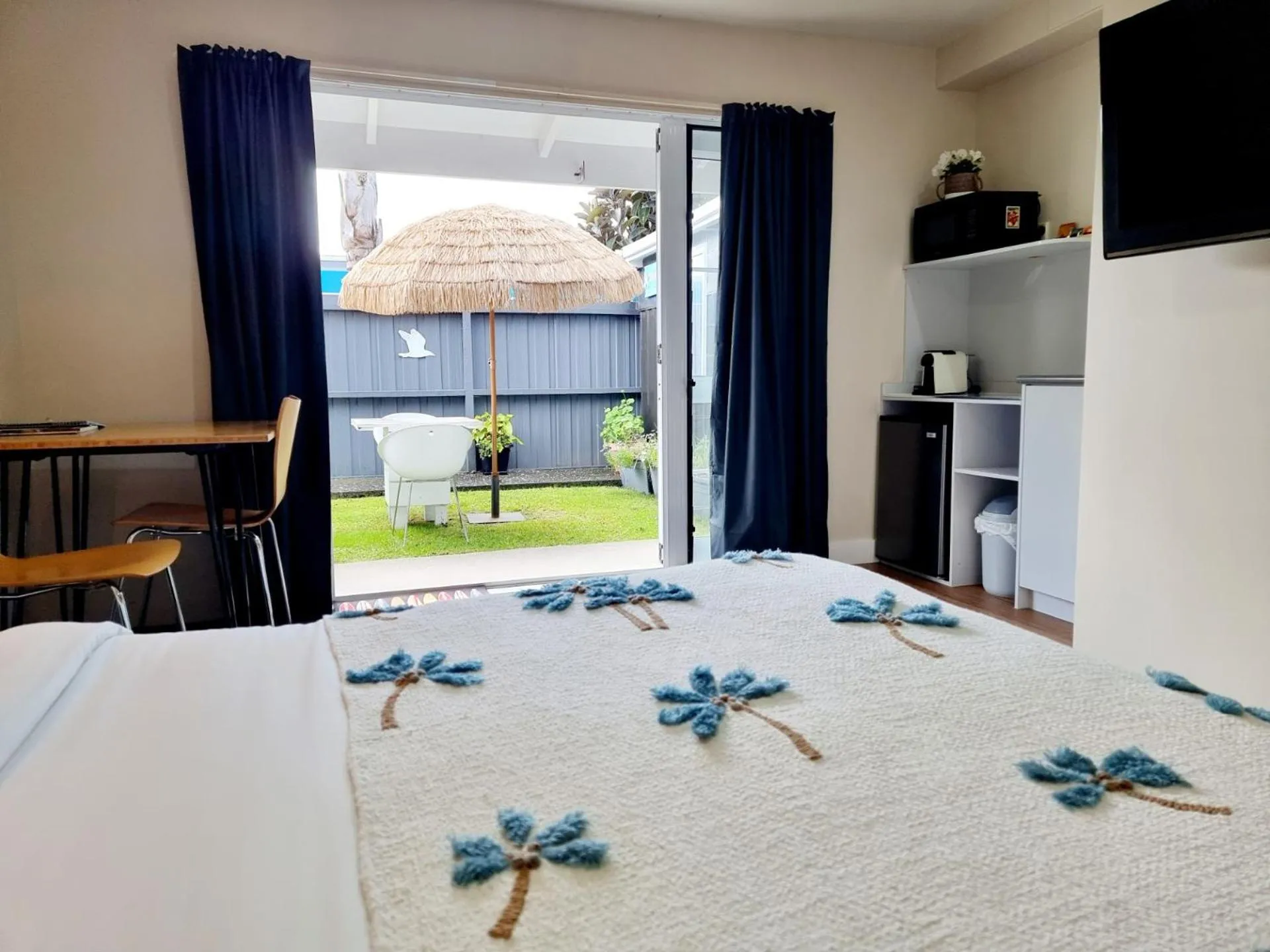 Bed in Southpacific Motel