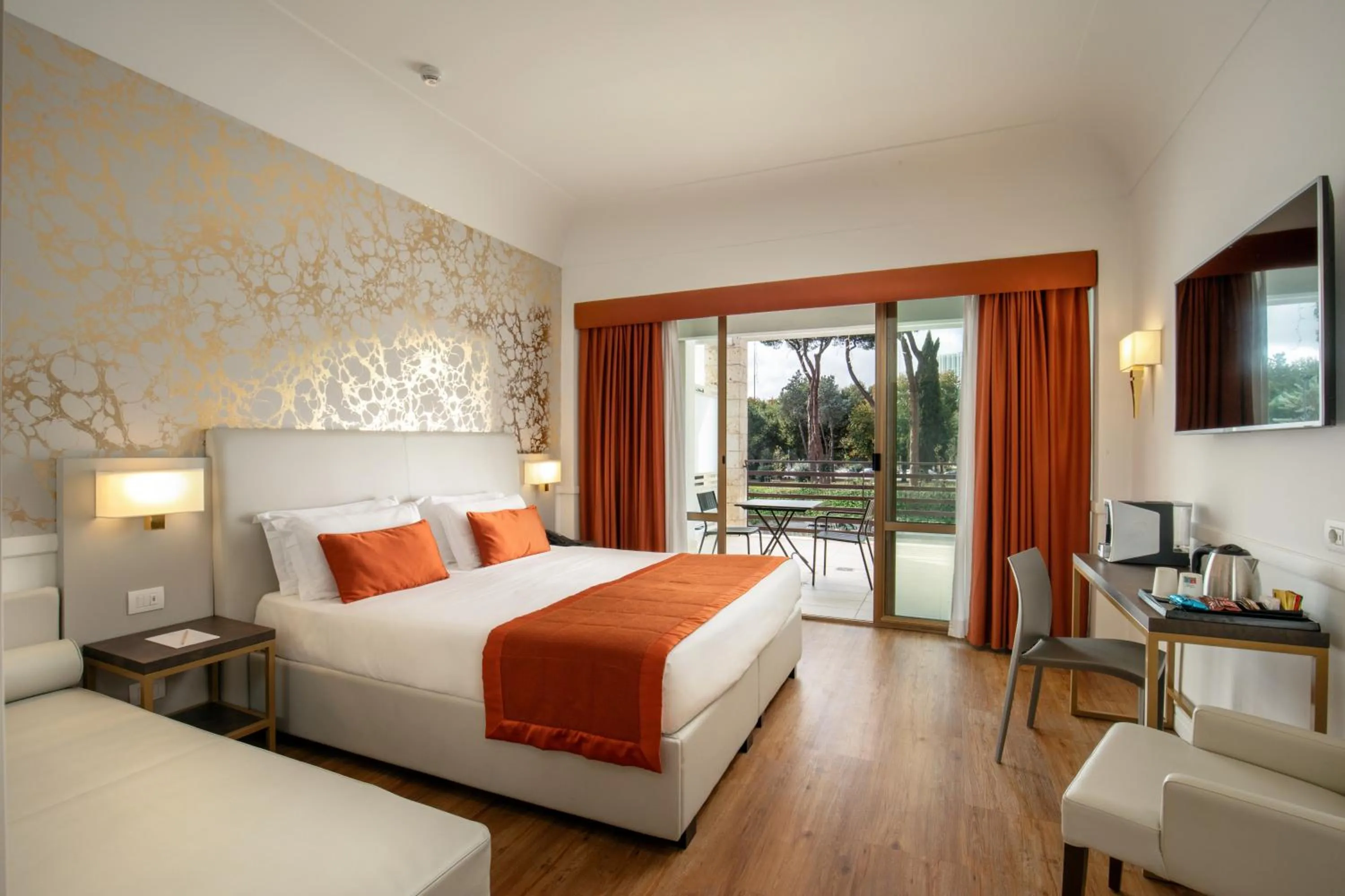 Bed in Hotel Shangri-La Roma by OMNIA hotels